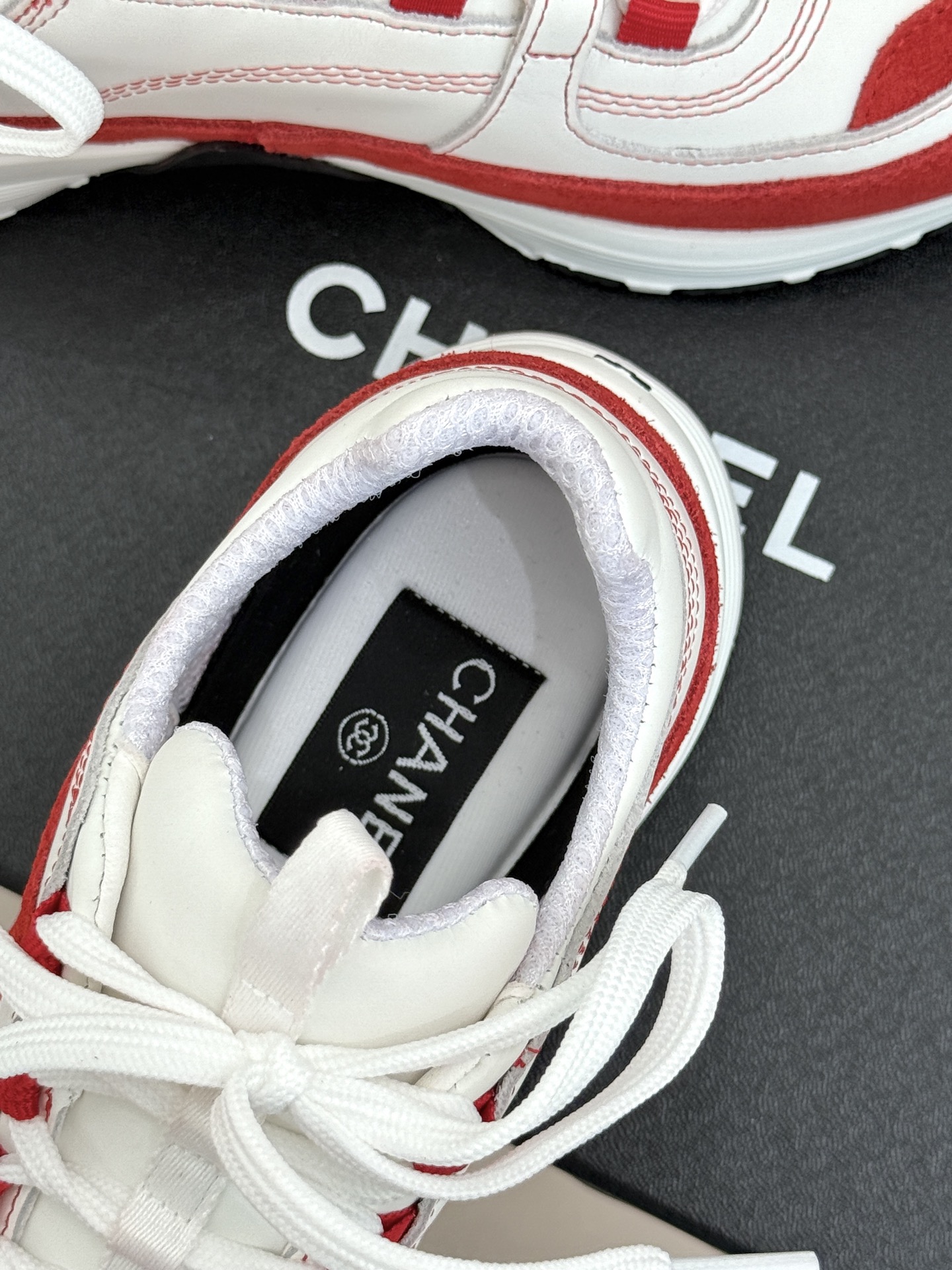 CHANE* ｜小香26S新品双C运动鞋时尚圈又双叒被香奈儿拿捏住了！就成了各路时髦精的心头好标志性的双