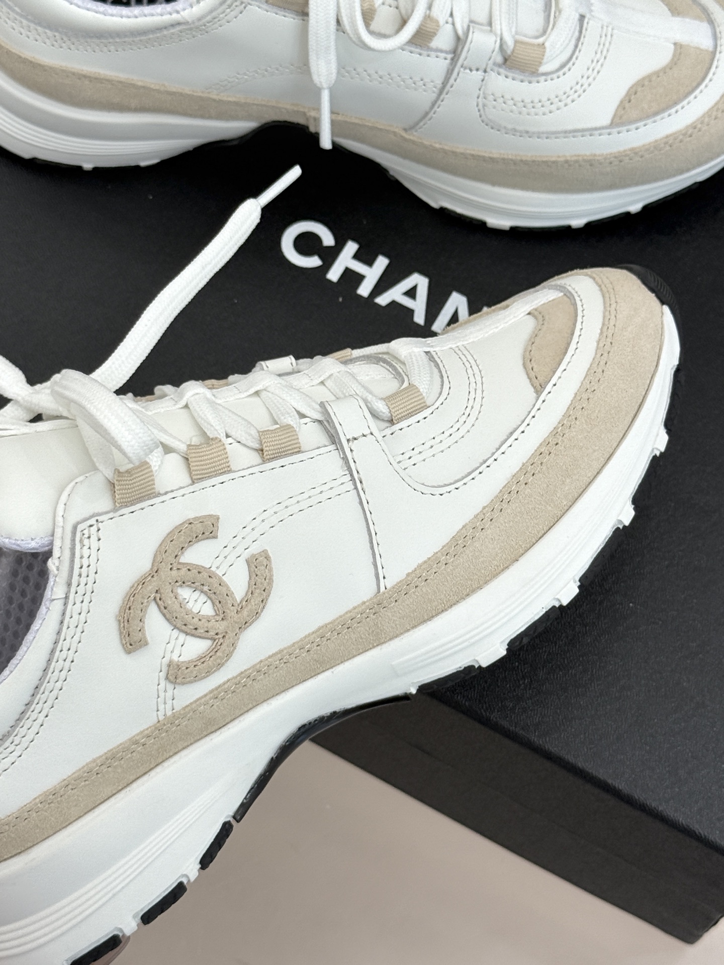 CHANE* ｜小香26S新品双C运动鞋时尚圈又双叒被香奈儿拿捏住了！就成了各路时髦精的心头好标志性的双