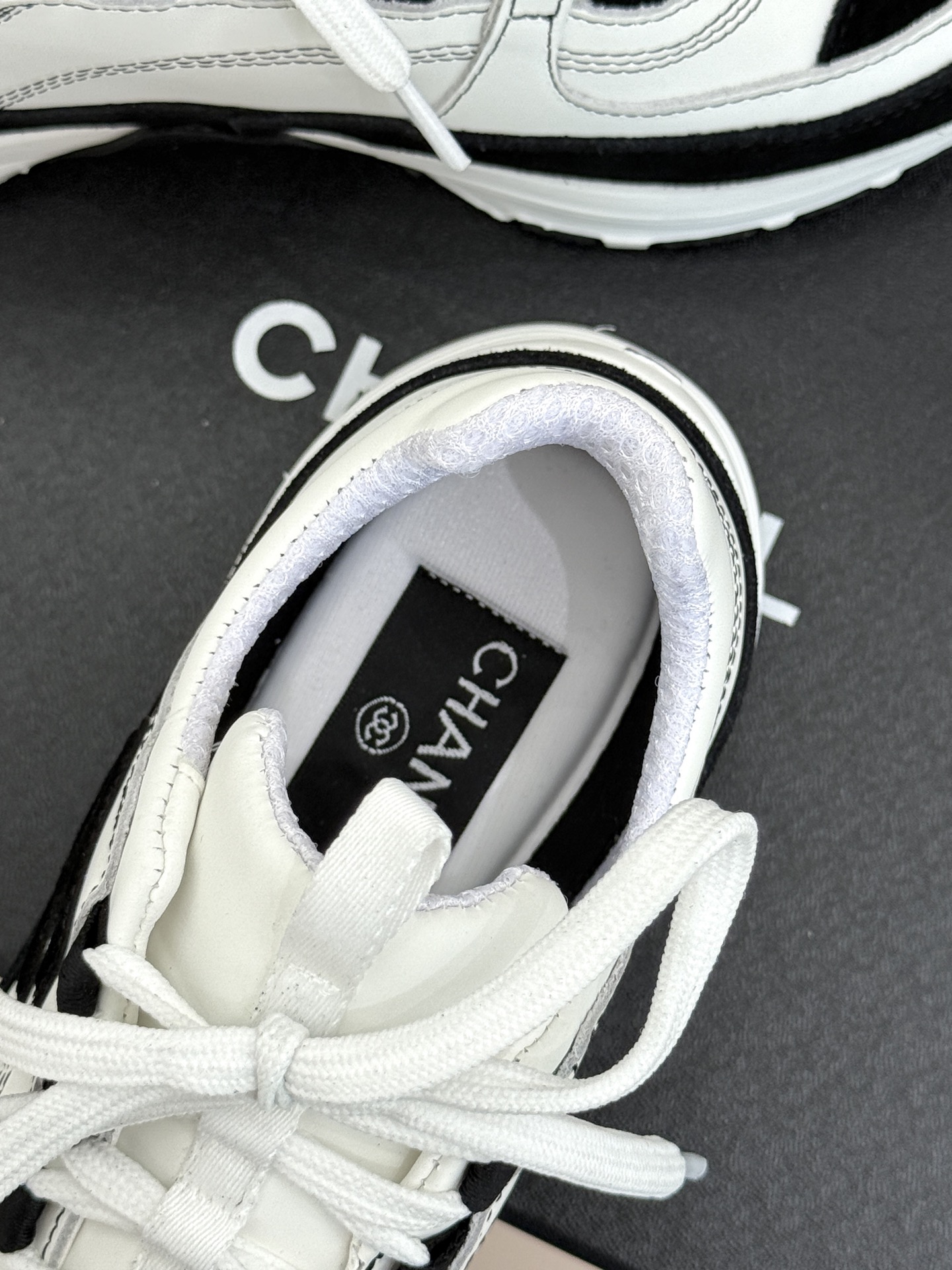 CHANE* ｜小香26S新品双C运动鞋时尚圈又双叒被香奈儿拿捏住了！就成了各路时髦精的心头好标志性的双