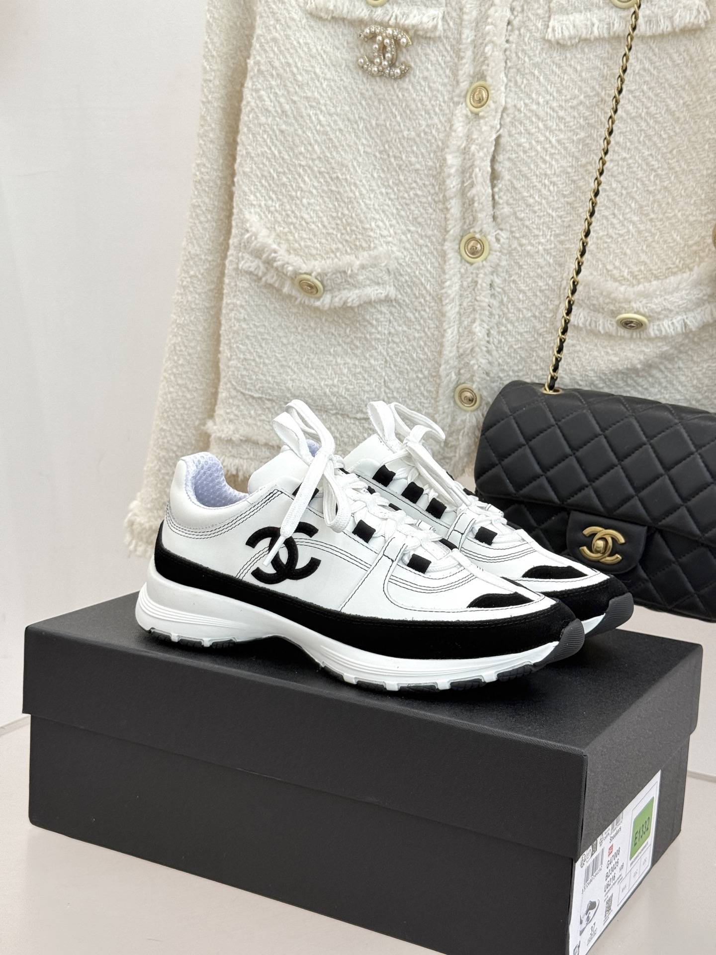 NO:751161,CHANE* | Xiaoxiang 26S new double C sneakers. The fashion circle is once again dominated by Chanel!  It has become the favorite of fashionistas from all walks of life. The iconic double C logo is low-key embellishment on the body of the shoe. The metallic texture is high-end and the details are perfect. It inadvertently reveals the brand's luxurious heritage. People who know it can get your fashion taste at a glance. The shoe design is unique, blending retro and modern aesthetics. The thick-soled dad shoe style has a heightening effect of 4-5cm, instantly elongating the leg line, and small celebrities can become taller in seconds; the low-top model reveals slender ankles.  Neat and casual, the round toe design is very friendly to wide feet and fleshy feet. It is comfortable and does not squeeze the feet. It is windy when walking. It is casual and fashionable for daily outings. Wear it with a sports suit, go to the gym, and do outdoor sports. It is full of fashion. You can also wear it with a small skirt to create an elegant lady style. You can attend afternoon tea or parties without losing your style!  The fabric is made of original customized leather, the inner pads are all breathable mesh, the original molded custom anti-slip outsole size35-39 (customized for 40) No. 96420260312, casual shoes/sports shoes, chanel, chanel, sneakers, skirts19860909CHANE* ｜小香26S新品双C运动鞋 时尚圈又双叒被香奈儿拿捏住了！ 就成了各路时髦精的心头好 标志性的双C标志在鞋身低调点缀 金属质感高级,细节满分 不经意间流露出品牌的奢华底蕴 懂的人一眼就get到你的时尚品味. 鞋型设计堪称一绝,融合复古与现代美学. 厚底老爹鞋款式4 - 5cm的增高效果 瞬间拉长腿部线条 小个子星人秒变大长腿； 低帮款露出纤细脚踝 利落又随性 圆头设计对宽脚、肉脚超友好 舒适不挤脚 走路都带风. 日常出街随性又时髦 配运动套装 去健身房 户外运动 潮流感十足 换上小裙子 又能营造优雅名媛风 参加下午茶、聚会也不掉范儿！ 面料采用原版定制皮料 内里垫脚均为透气网布 原版开模定制防滑大底 size35-39（40定制） 编号96420260312,休闲鞋/运动鞋,chanel,chanel,sneakers,skirts,Women's Shoes