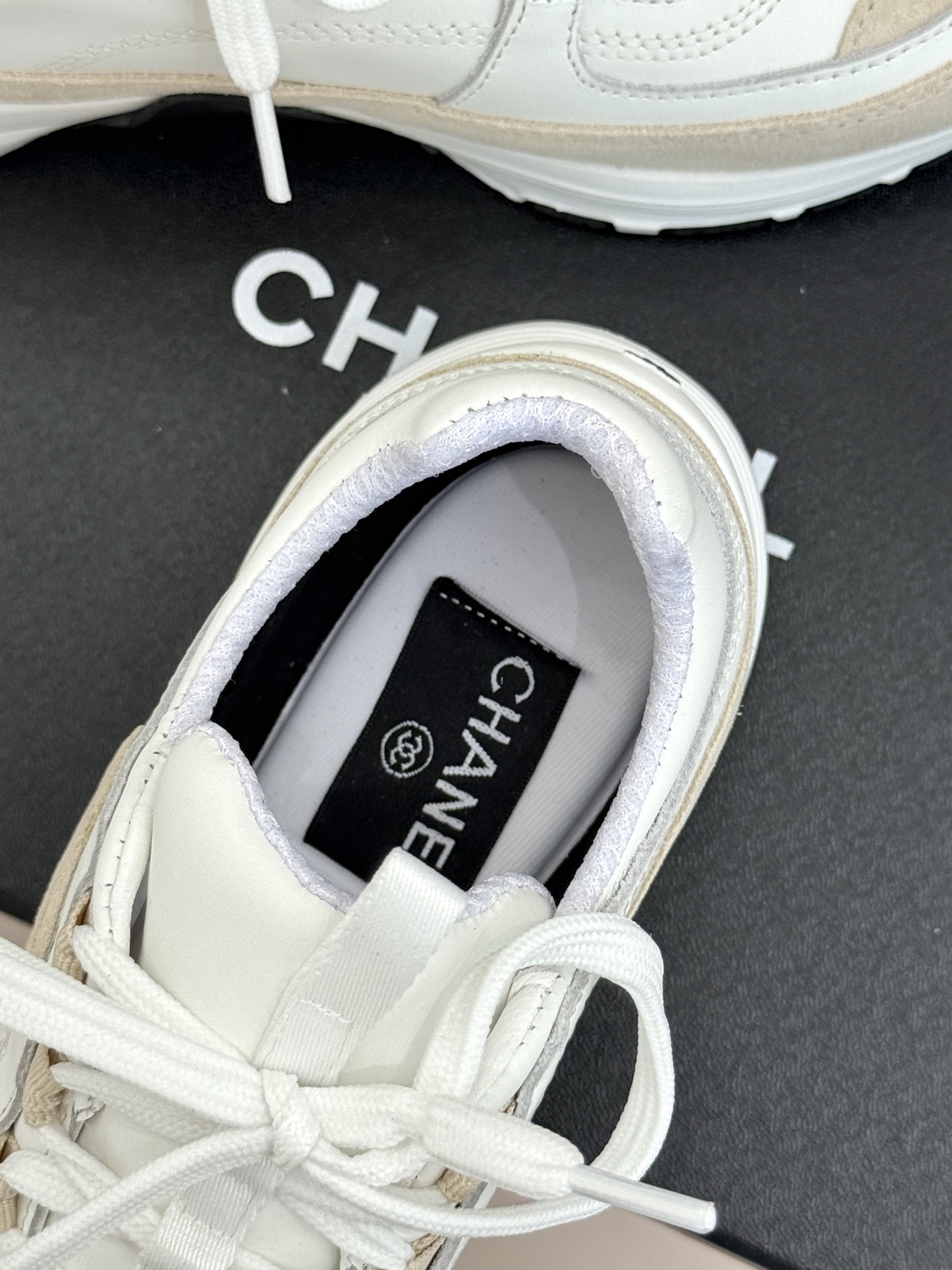 CHANE* ｜小香26S新品双C运动鞋时尚圈又双叒被香奈儿拿捏住了！就成了各路时髦精的心头好标志性的双