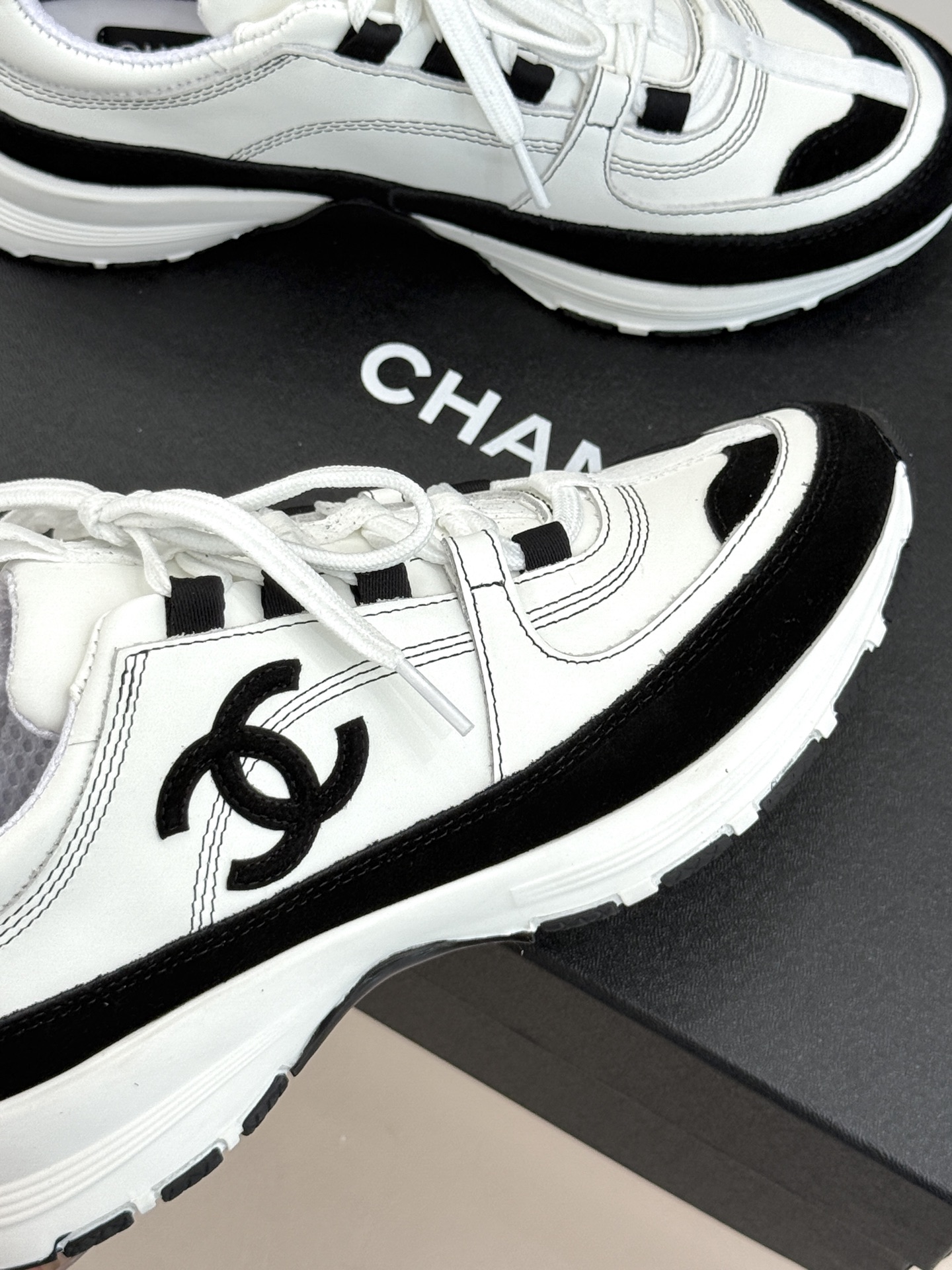 CHANE* ｜小香26S新品双C运动鞋时尚圈又双叒被香奈儿拿捏住了！就成了各路时髦精的心头好标志性的双