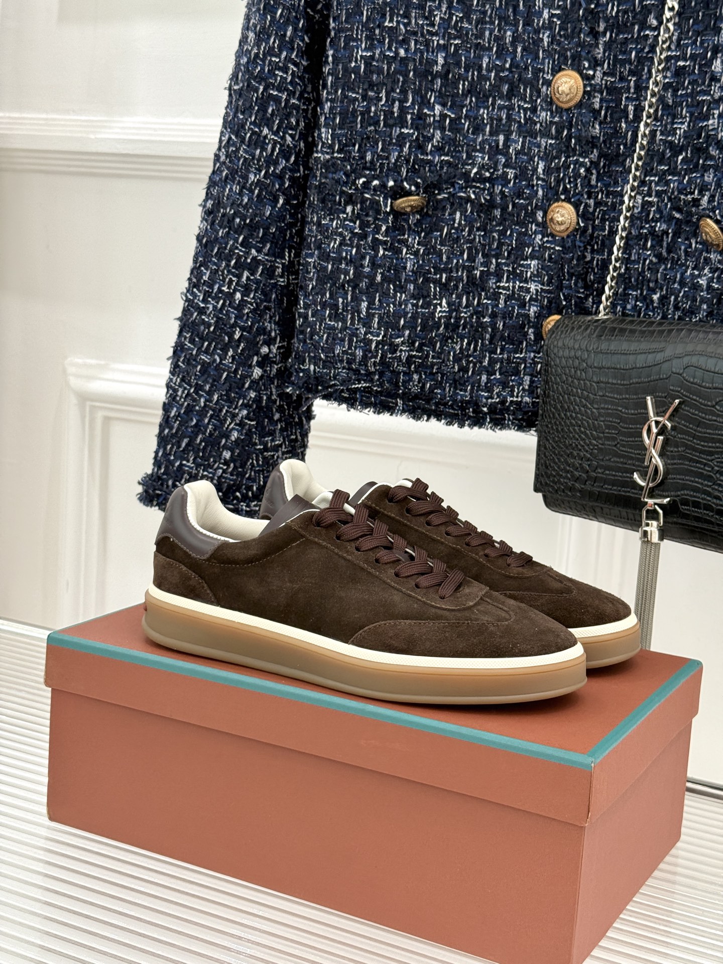 NO:751020,Top version (with original airplane box) Loro Piana/LP Tennis Walk couple's model, classic retro casual moral training shoes, very relaxed old money style, the shoe shape adopts a wide last design, and the forefoot has a narrowed corner design, neutral and slender, harmoniously blending functionality and low-key personality style. Original customized cowhide high mercerized smooth suede, lining lambskin, soft and delicate, top original TPU rubber sole, excellent elasticity and stability, white piping design  It doesn’t look too dull and feels great on your feet!  Contrasting colors outline a sense of luxury. Size female 35-39 male 39-44 (female 40 male 45/46 customized) No. 86260311, casual shoes/sports shoes, loro piana, loro piana, sneakers, cowhide, sheepskin19860909顶版（配原版飞机盒） Loro Piana/LP Tennis Walk情侣款 经典复古休闲德训鞋 很松弛的老钱风格 鞋型采用了宽大楦头设计 在前脚掌做了折角收窄的设计 中性又显得修长 将功能性与低调个性风格和谐融合 原版定制牛皮高丝光牛反绒 内里小羊皮 柔软细腻 顶级原厂TPU橡胶鞋底 弹性稳定性极佳 白色滚边设计 显得不会太过沉闷 脚感超绝！撞色勾勒高级感 Size女35-39 男39-44（女40 男45/46定制） 编号86260311,休闲鞋/运动鞋,loro piana,loro piana,sneakers,cowhide,sheepskin,Women's Shoes