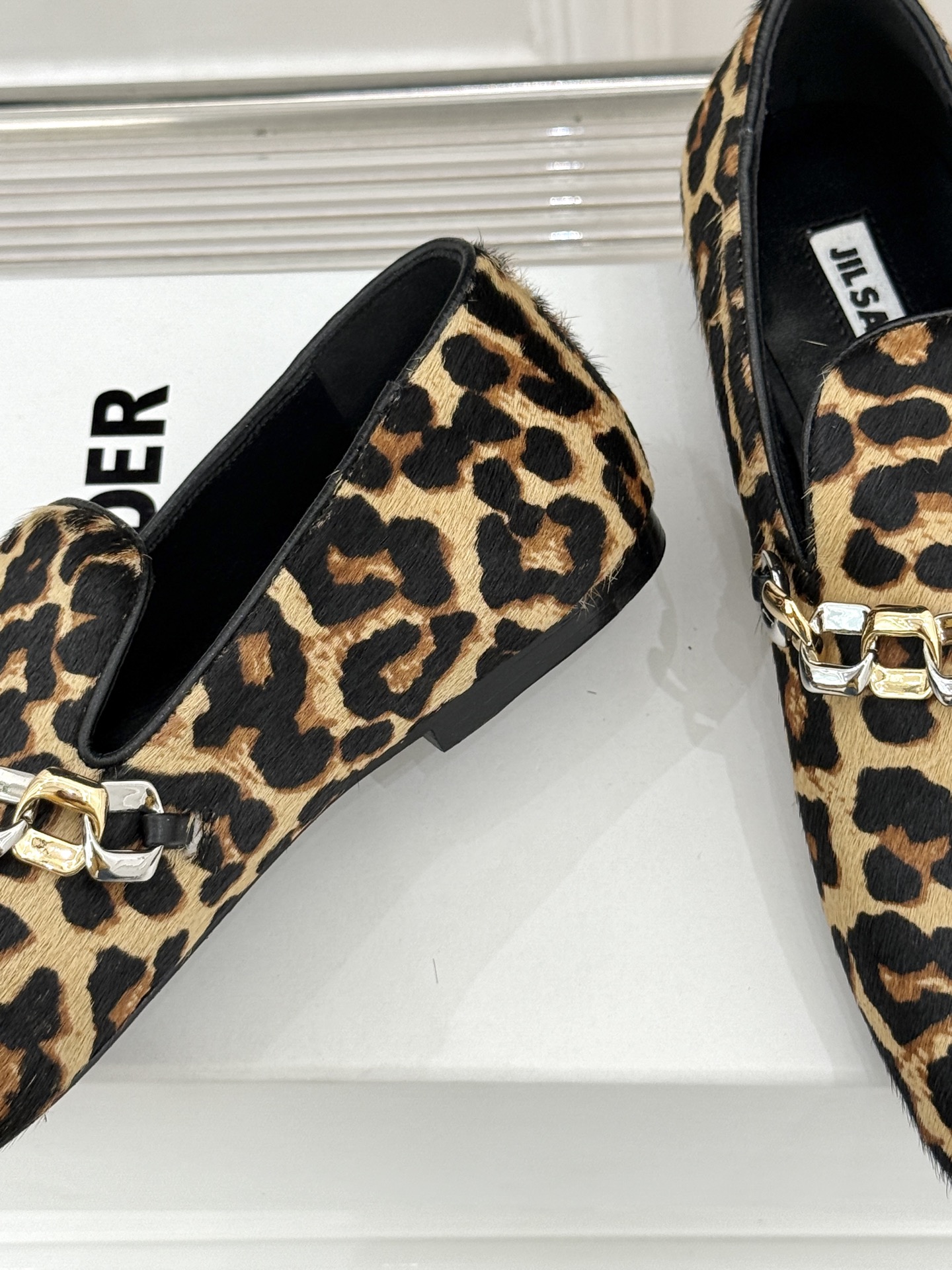 Jil Sander/吉尔桑达26WF新品极简链条复古乐福鞋以极简美学重构复古格调。甄选细腻小牛皮 质感