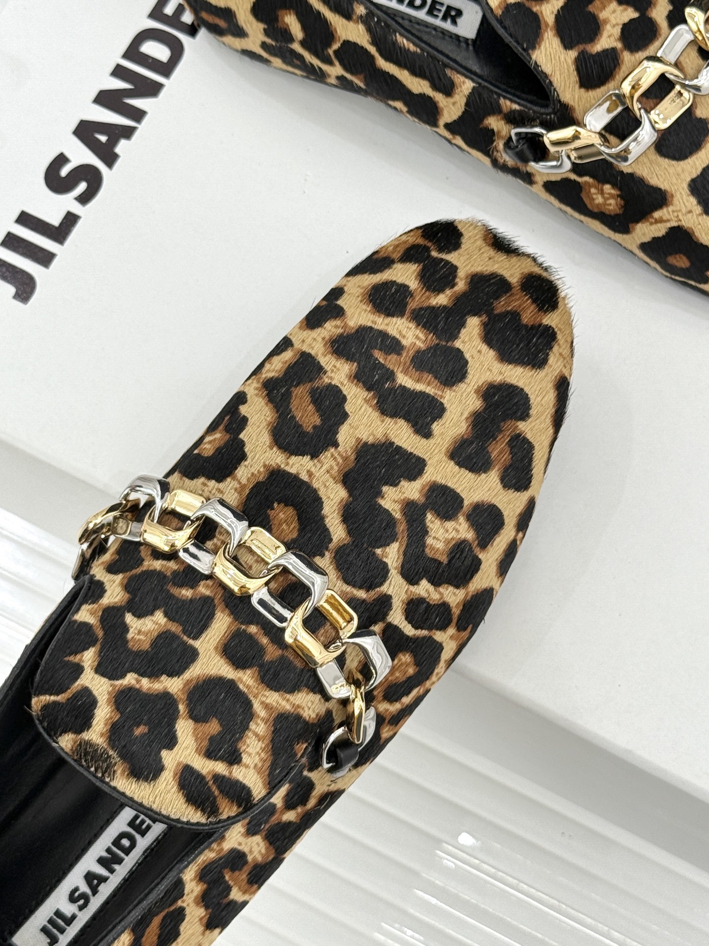 Jil Sander/吉尔桑达26WF新品极简链条复古乐福鞋以极简美学重构复古格调。甄选细腻小牛皮 质感