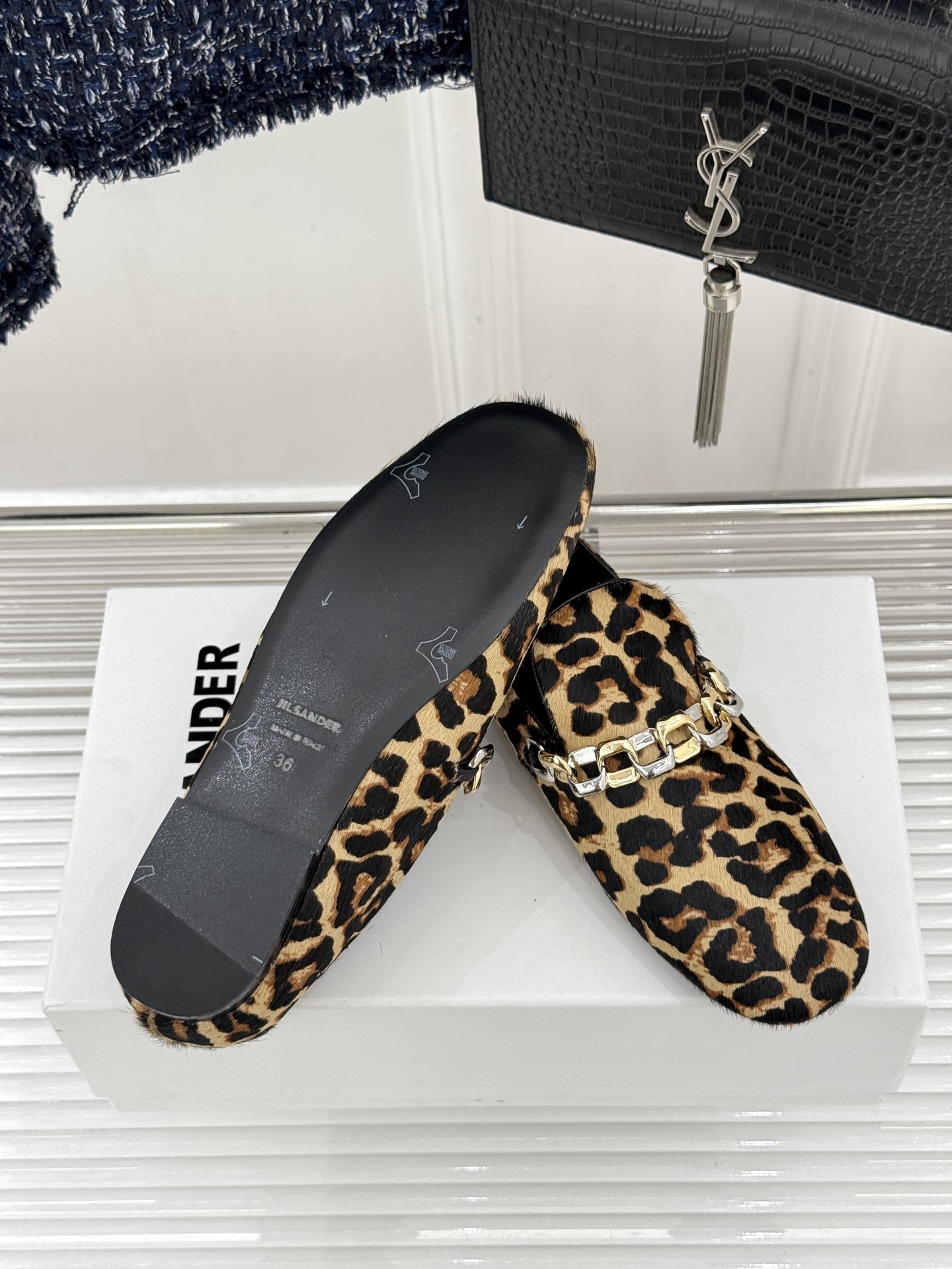 Jil Sander/吉尔桑达26WF新品极简链条复古乐福鞋以极简美学重构复古格调。甄选细腻小牛皮 质感