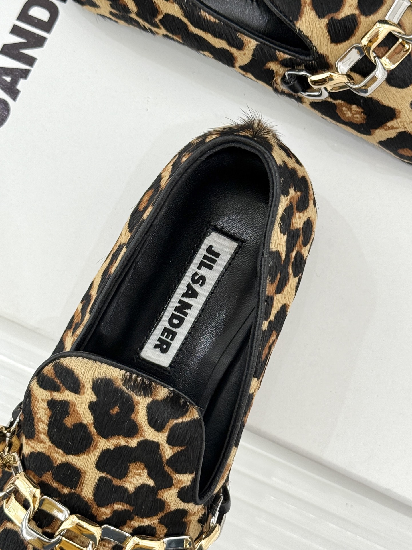 Jil Sander/吉尔桑达26WF新品极简链条复古乐福鞋以极简美学重构复古格调。甄选细腻小牛皮 质感