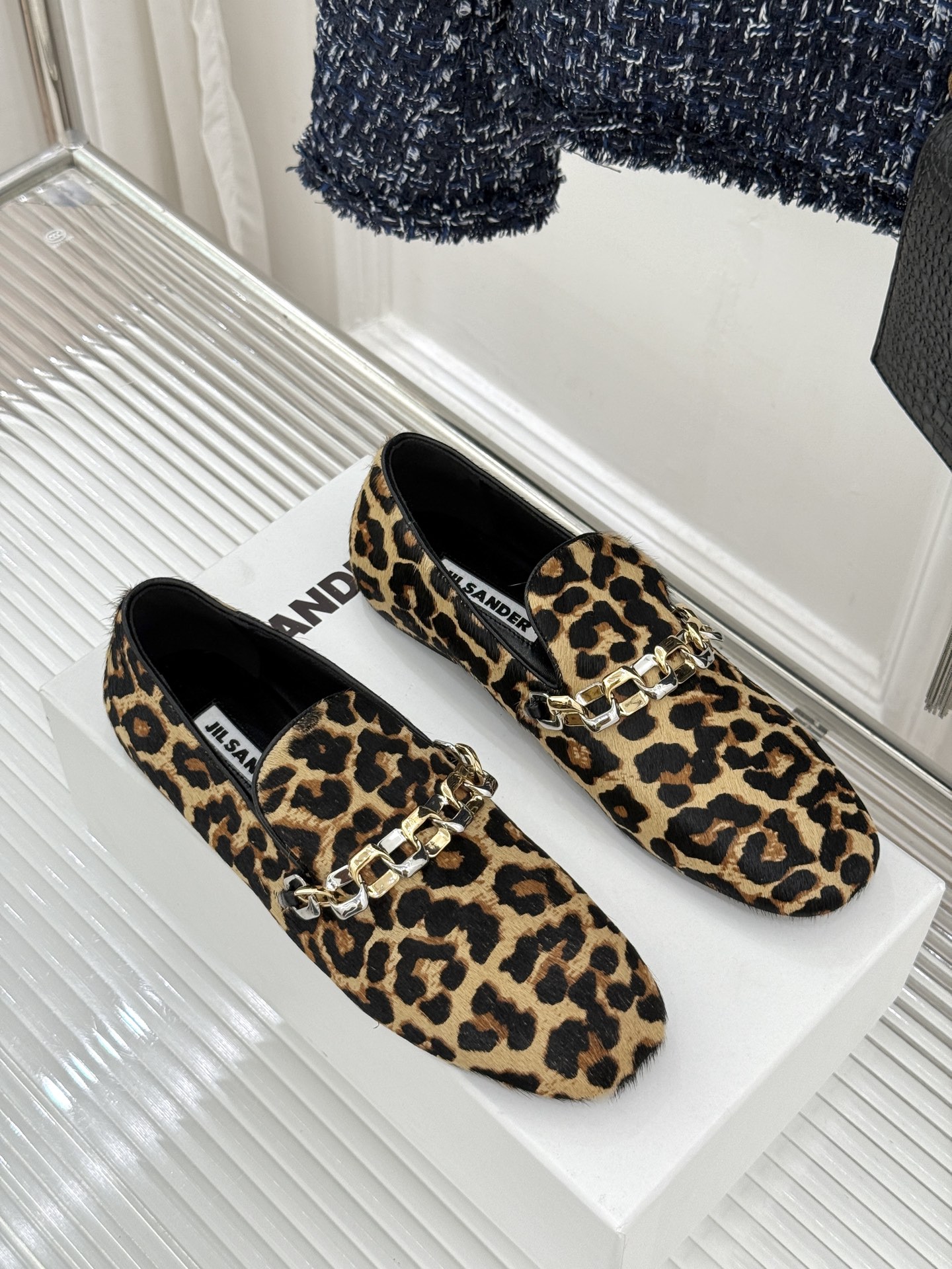 Jil Sander/吉尔桑达26WF新品极简链条复古乐福鞋以极简美学重构复古格调。甄选细腻小牛皮 质感