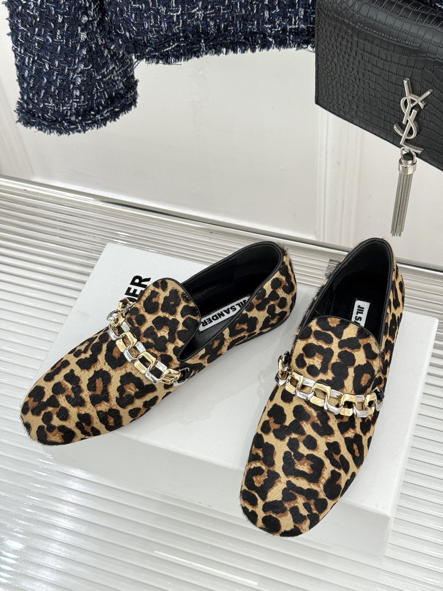 Jil Sander/吉尔桑达26WF新品极简链条复古乐福鞋以极简美学重构复古格调。甄选细腻小牛皮 质感