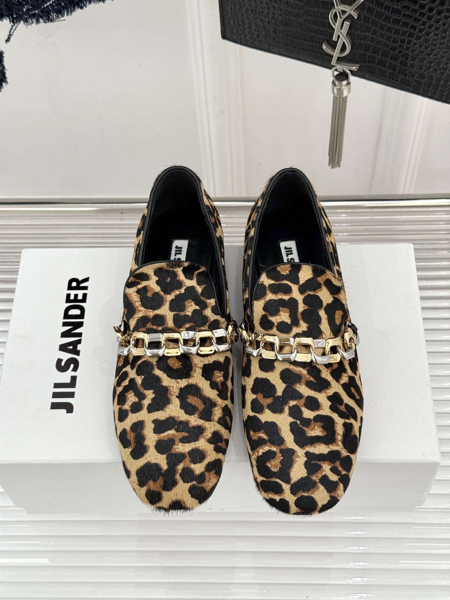 Jil Sander/吉尔桑达26WF新品极简链条复古乐福鞋以极简美学重构复古格调。甄选细腻小牛皮 质感