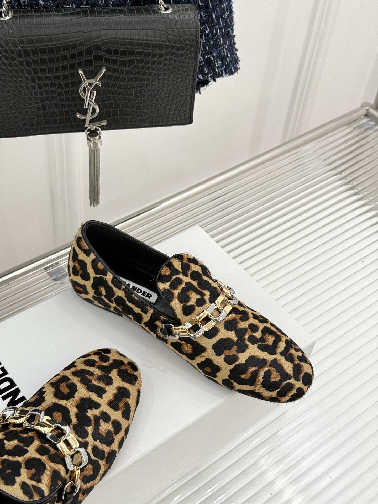 Jil Sander/吉尔桑达26WF新品极简链条复古乐福鞋以极简美学重构复古格调。甄选细腻小牛皮 质感