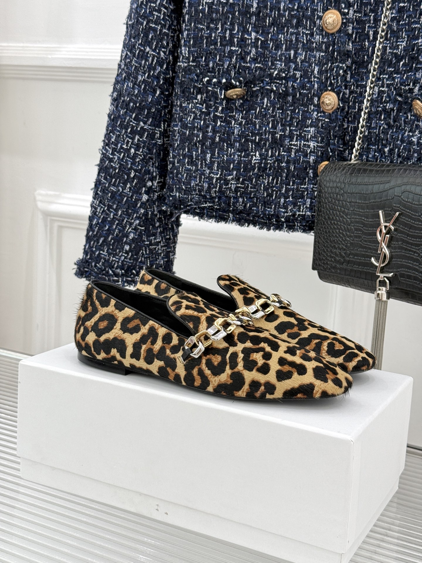 Jil Sander/吉尔桑达26WF新品极简链条复古乐福鞋以极简美学重构复古格调。甄选细腻小牛皮 质感