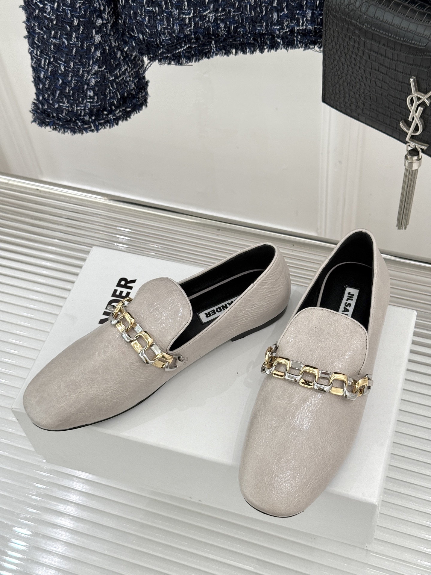 Jil Sander/吉尔桑达26WF新品极简链条复古乐福鞋以极简美学重构复古格调。甄选细腻小牛皮 质感