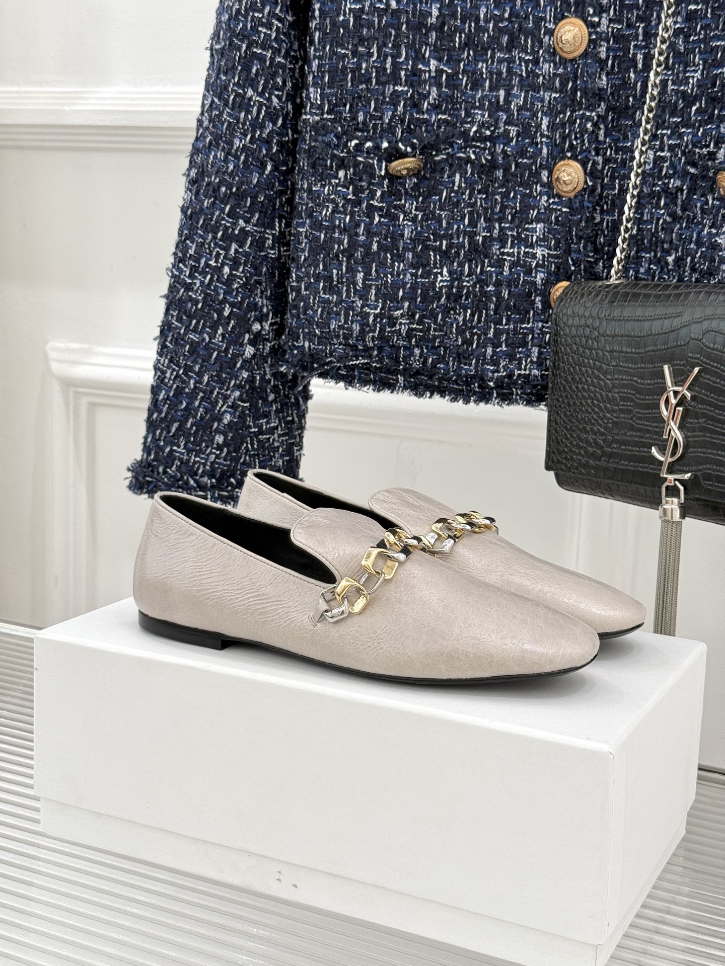 Jil Sander/吉尔桑达26WF新品极简链条复古乐福鞋以极简美学重构复古格调。甄选细腻小牛皮 质感