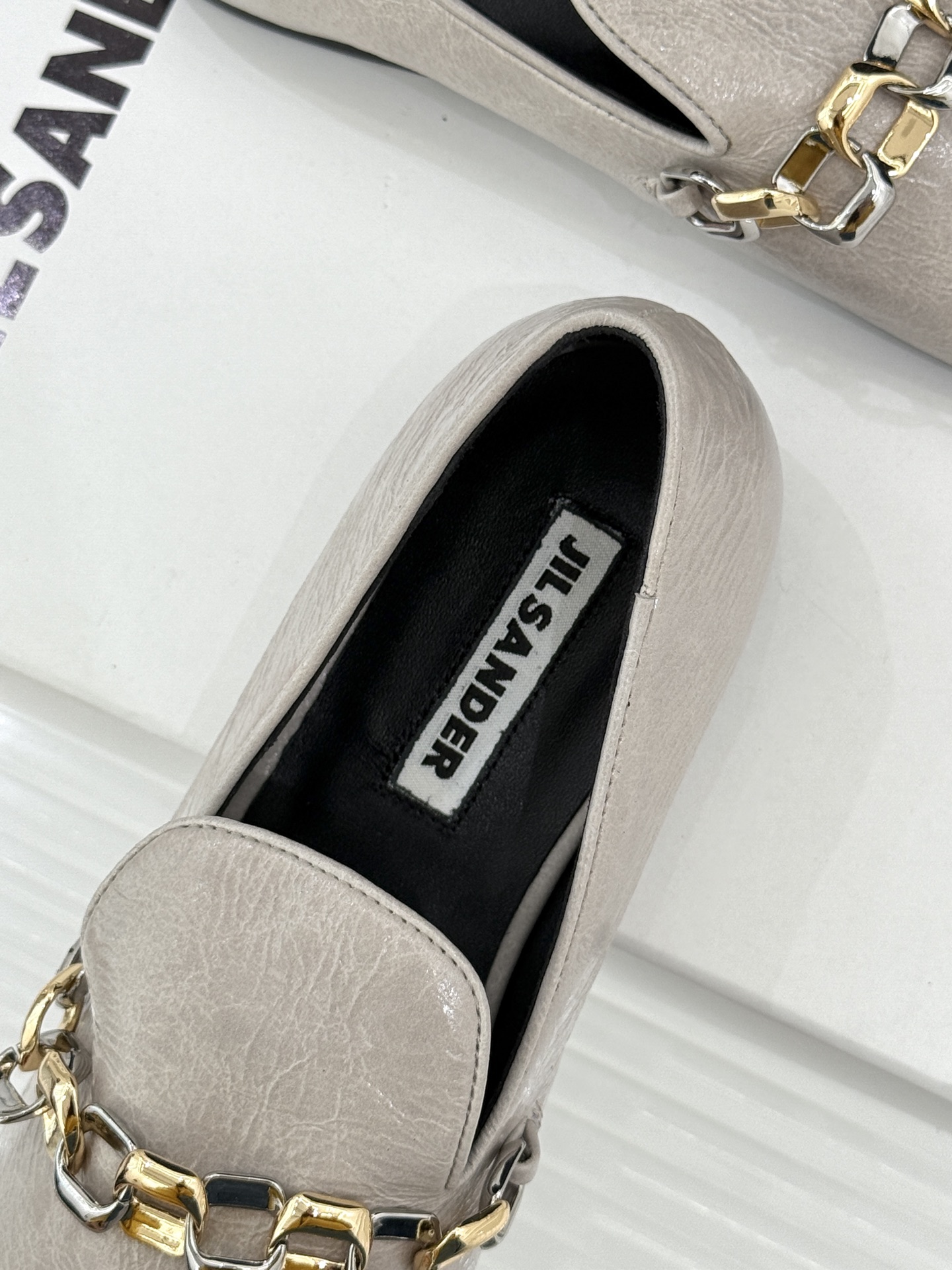 Jil Sander/吉尔桑达26WF新品极简链条复古乐福鞋以极简美学重构复古格调。甄选细腻小牛皮 质感