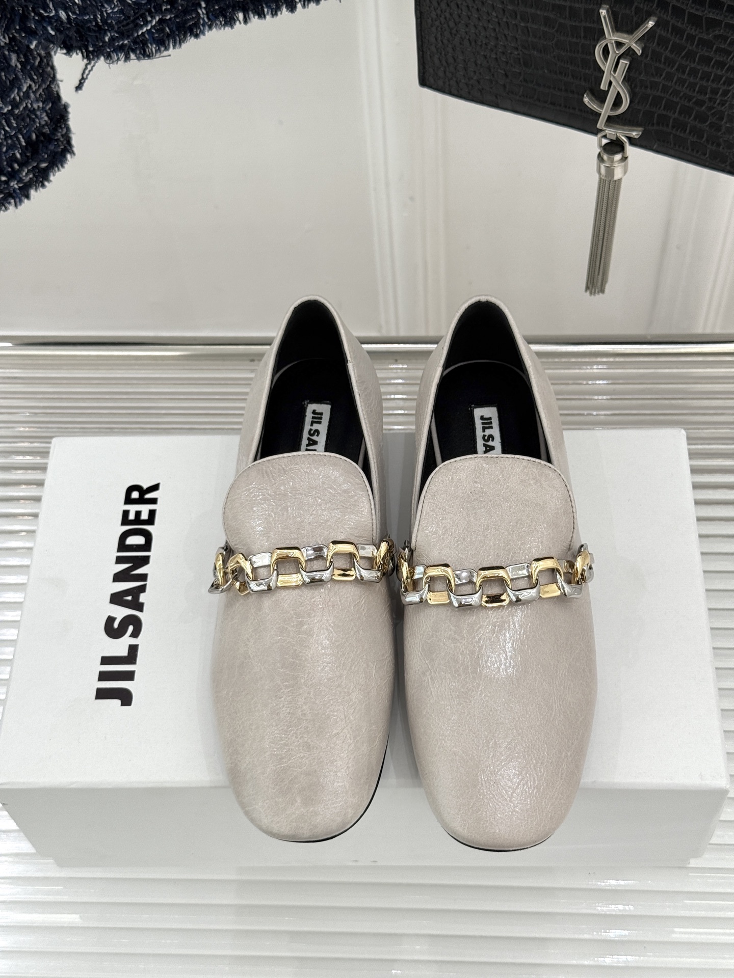 Jil Sander/吉尔桑达26WF新品极简链条复古乐福鞋以极简美学重构复古格调。甄选细腻小牛皮 质感