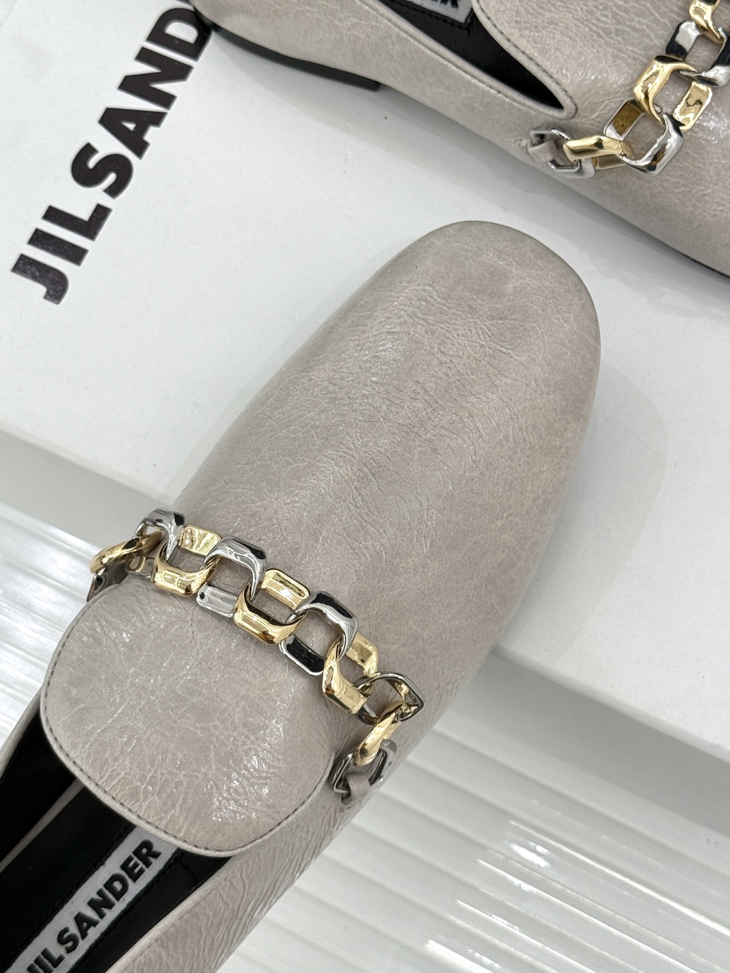 Jil Sander/吉尔桑达26WF新品极简链条复古乐福鞋以极简美学重构复古格调。甄选细腻小牛皮 质感