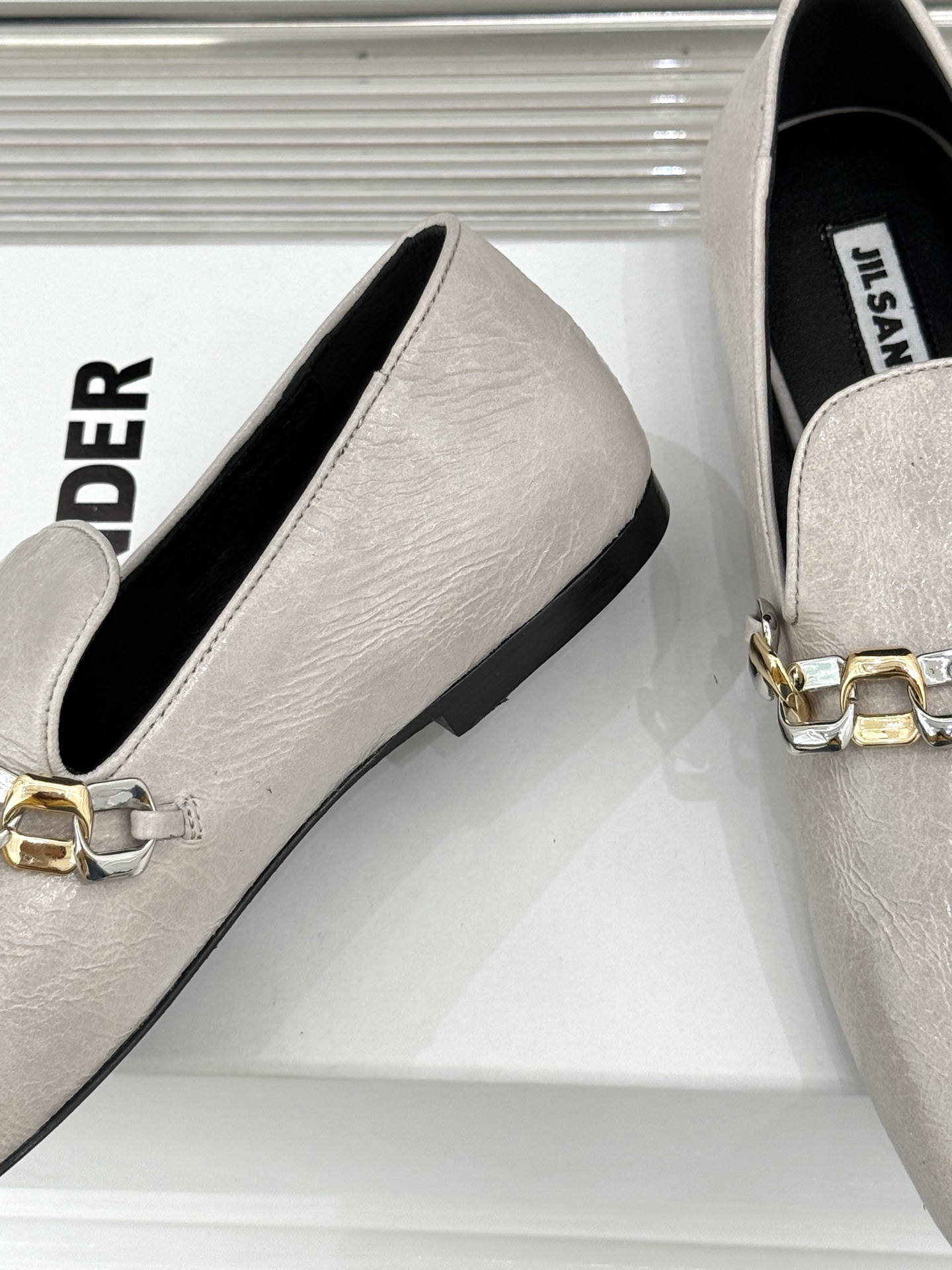 Jil Sander/吉尔桑达26WF新品极简链条复古乐福鞋以极简美学重构复古格调。甄选细腻小牛皮 质感