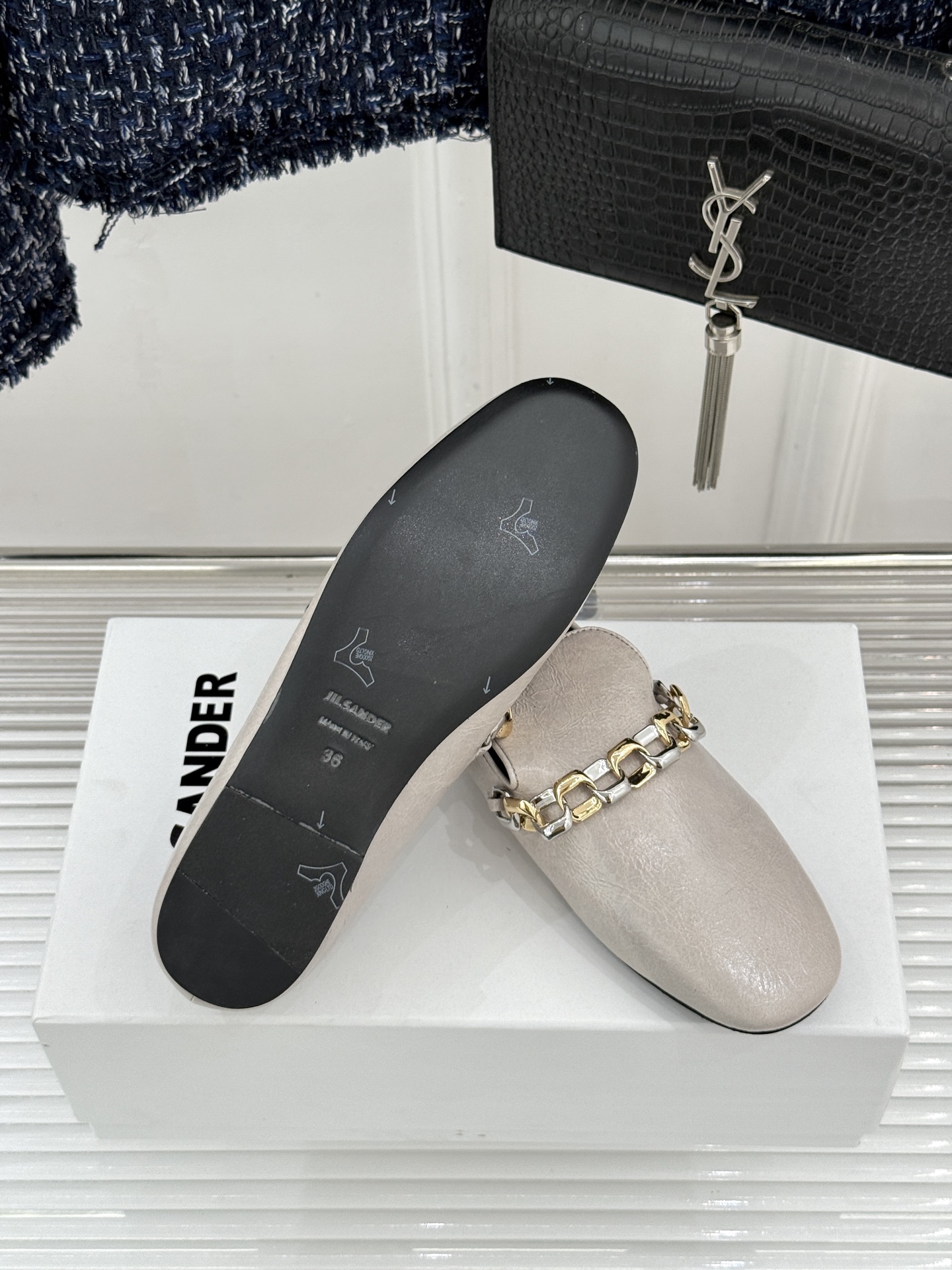 Jil Sander/吉尔桑达26WF新品极简链条复古乐福鞋以极简美学重构复古格调。甄选细腻小牛皮 质感