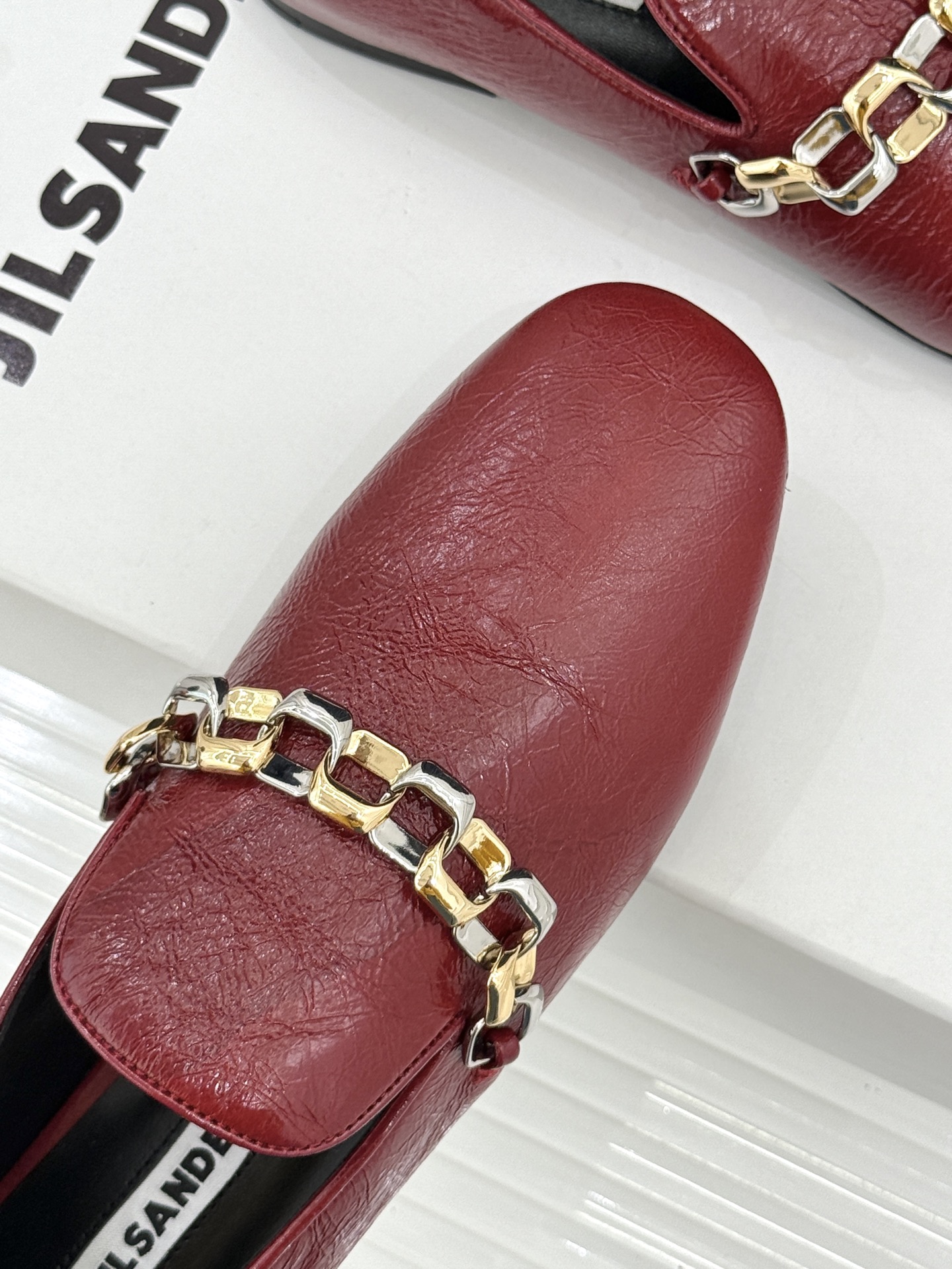 Jil Sander/吉尔桑达26WF新品极简链条复古乐福鞋以极简美学重构复古格调。甄选细腻小牛皮 质感