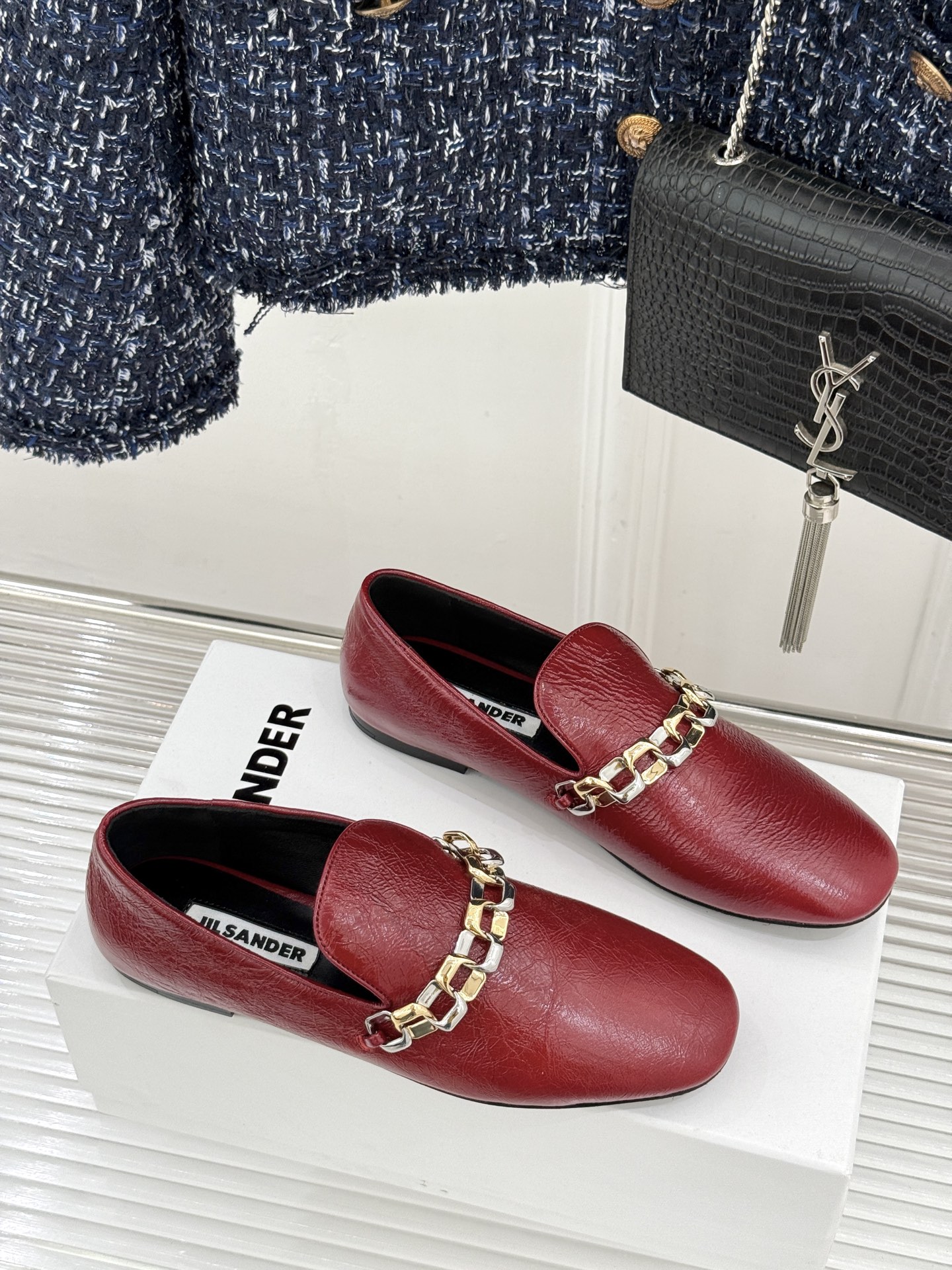 Jil Sander/吉尔桑达26WF新品极简链条复古乐福鞋以极简美学重构复古格调。甄选细腻小牛皮 质感