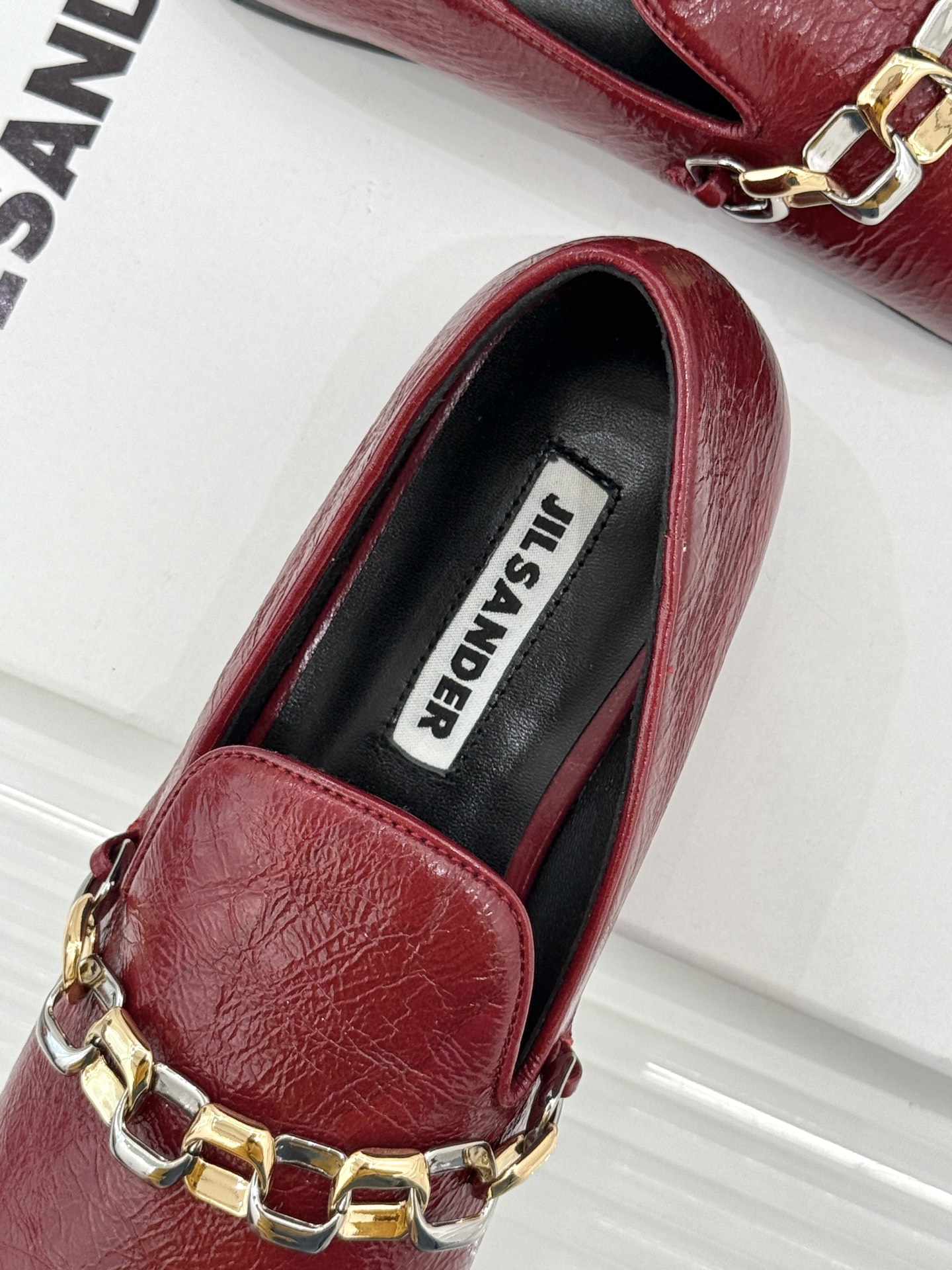 Jil Sander/吉尔桑达26WF新品极简链条复古乐福鞋以极简美学重构复古格调。甄选细腻小牛皮 质感