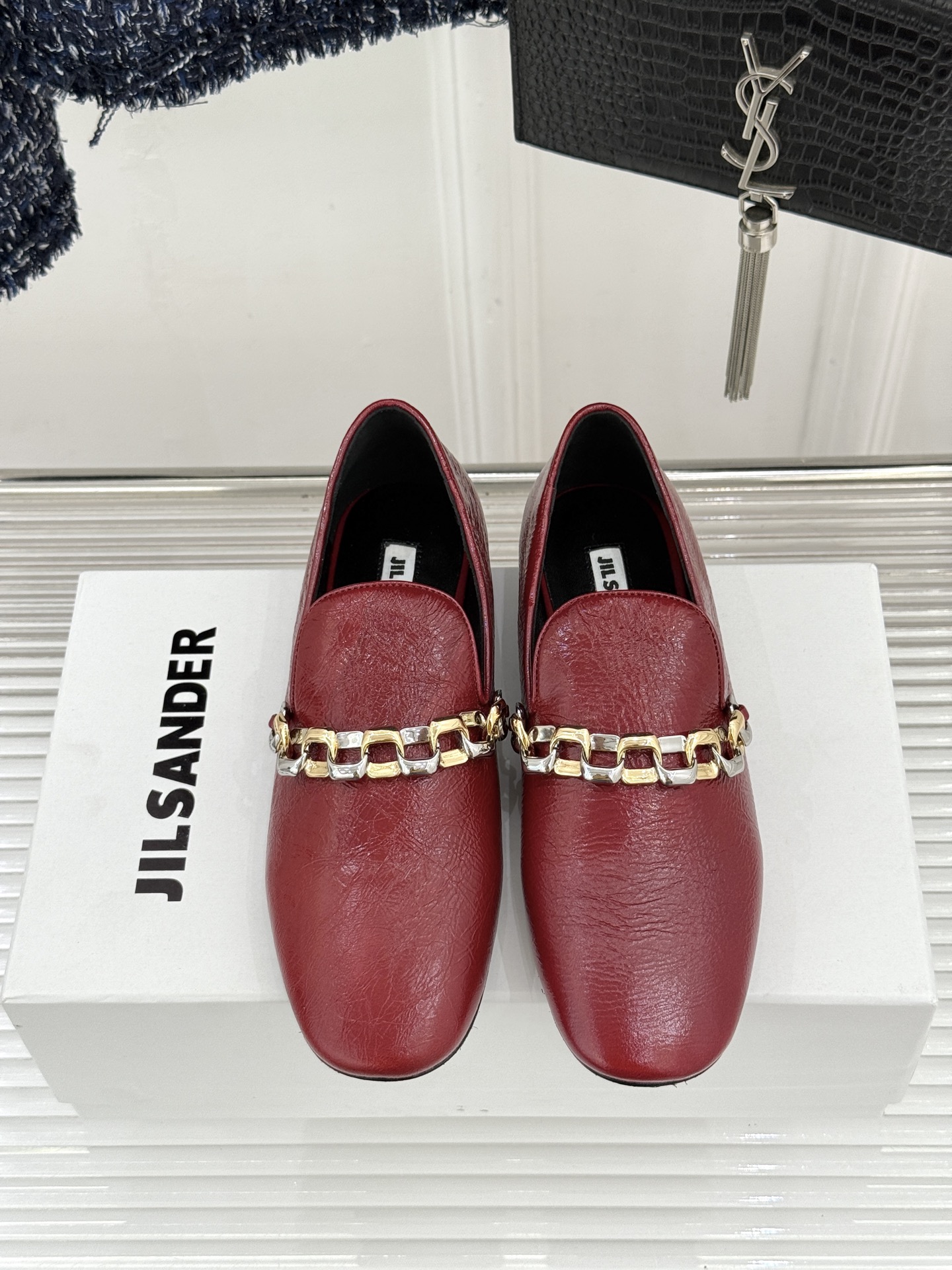 Jil Sander/吉尔桑达26WF新品极简链条复古乐福鞋以极简美学重构复古格调。甄选细腻小牛皮 质感