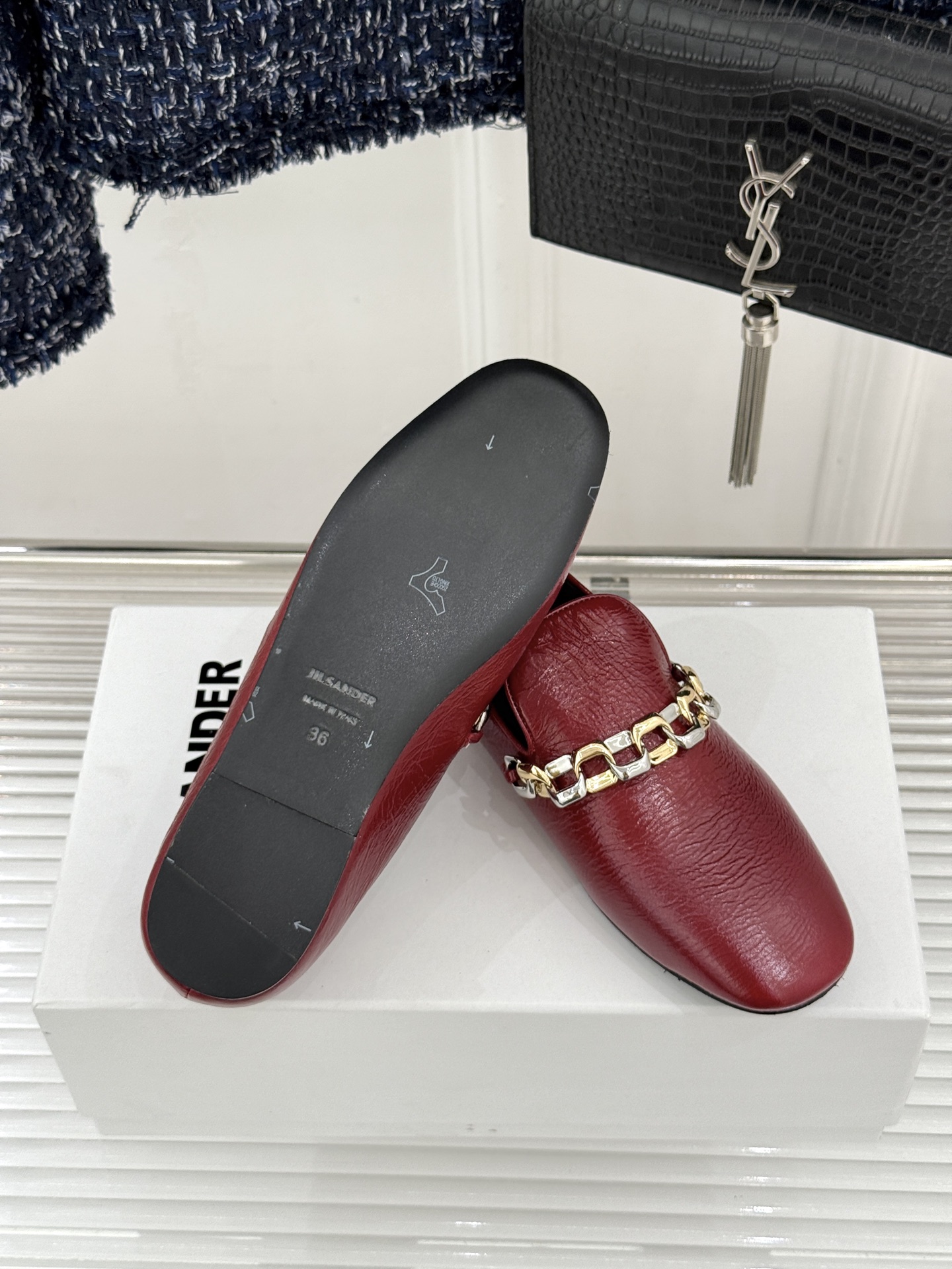 Jil Sander/吉尔桑达26WF新品极简链条复古乐福鞋以极简美学重构复古格调。甄选细腻小牛皮 质感