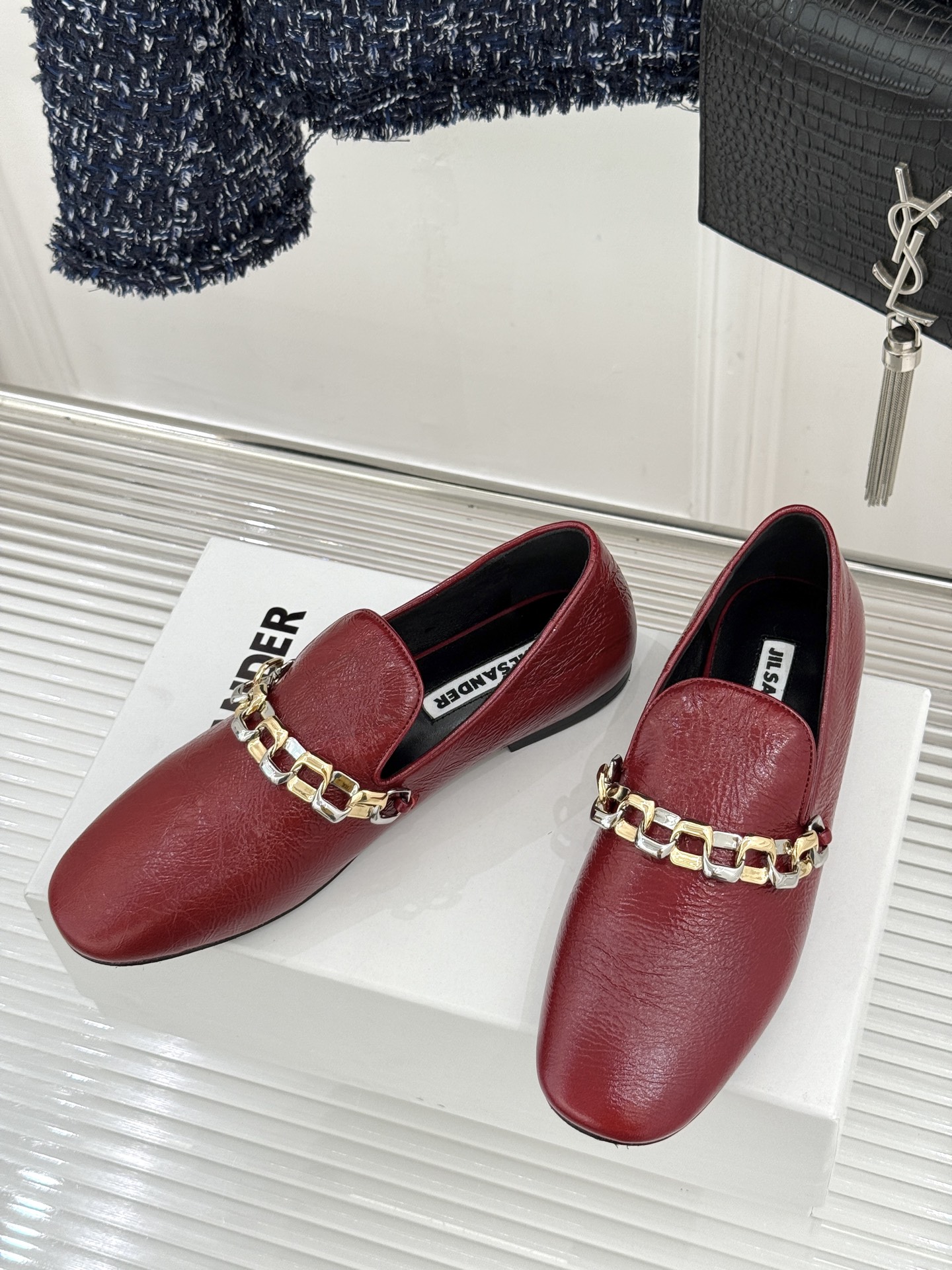 Jil Sander/吉尔桑达26WF新品极简链条复古乐福鞋以极简美学重构复古格调。甄选细腻小牛皮 质感