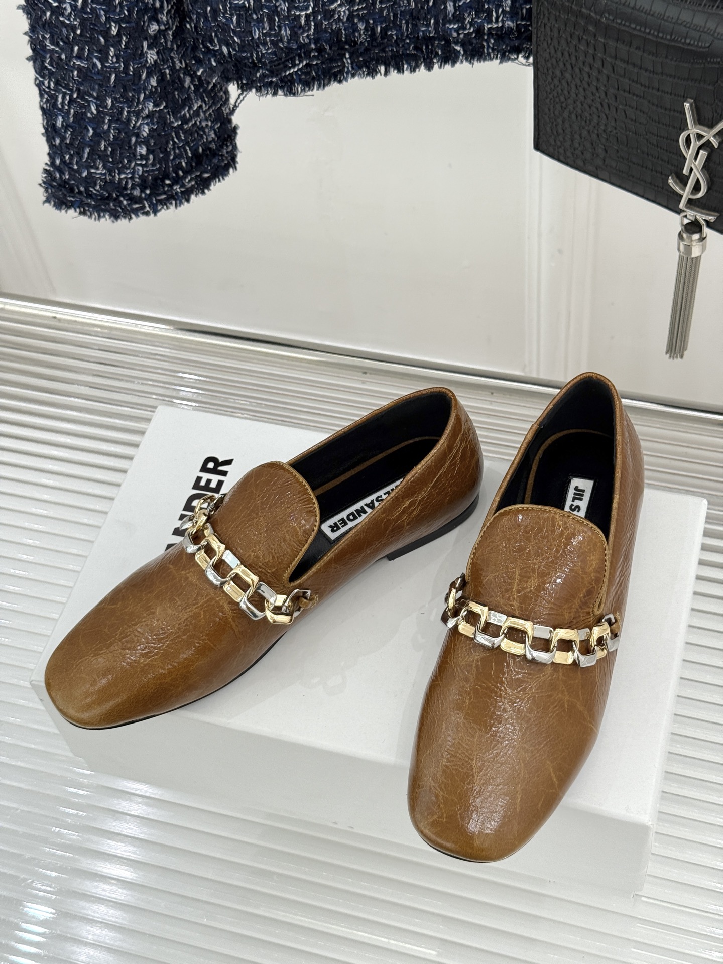 Jil Sander/吉尔桑达26WF新品极简链条复古乐福鞋以极简美学重构复古格调。甄选细腻小牛皮 质感