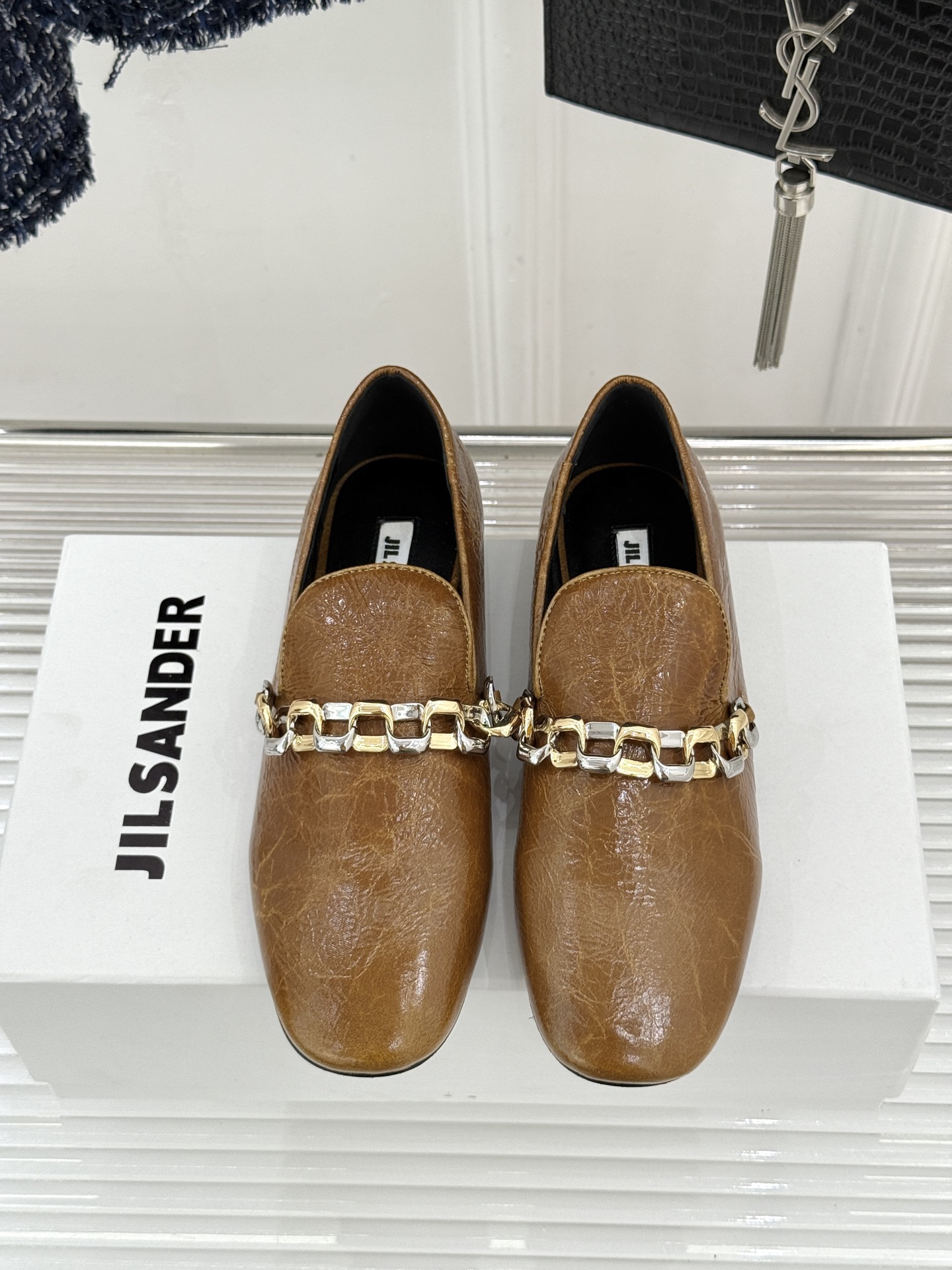 Jil Sander/吉尔桑达26WF新品极简链条复古乐福鞋以极简美学重构复古格调。甄选细腻小牛皮 质感