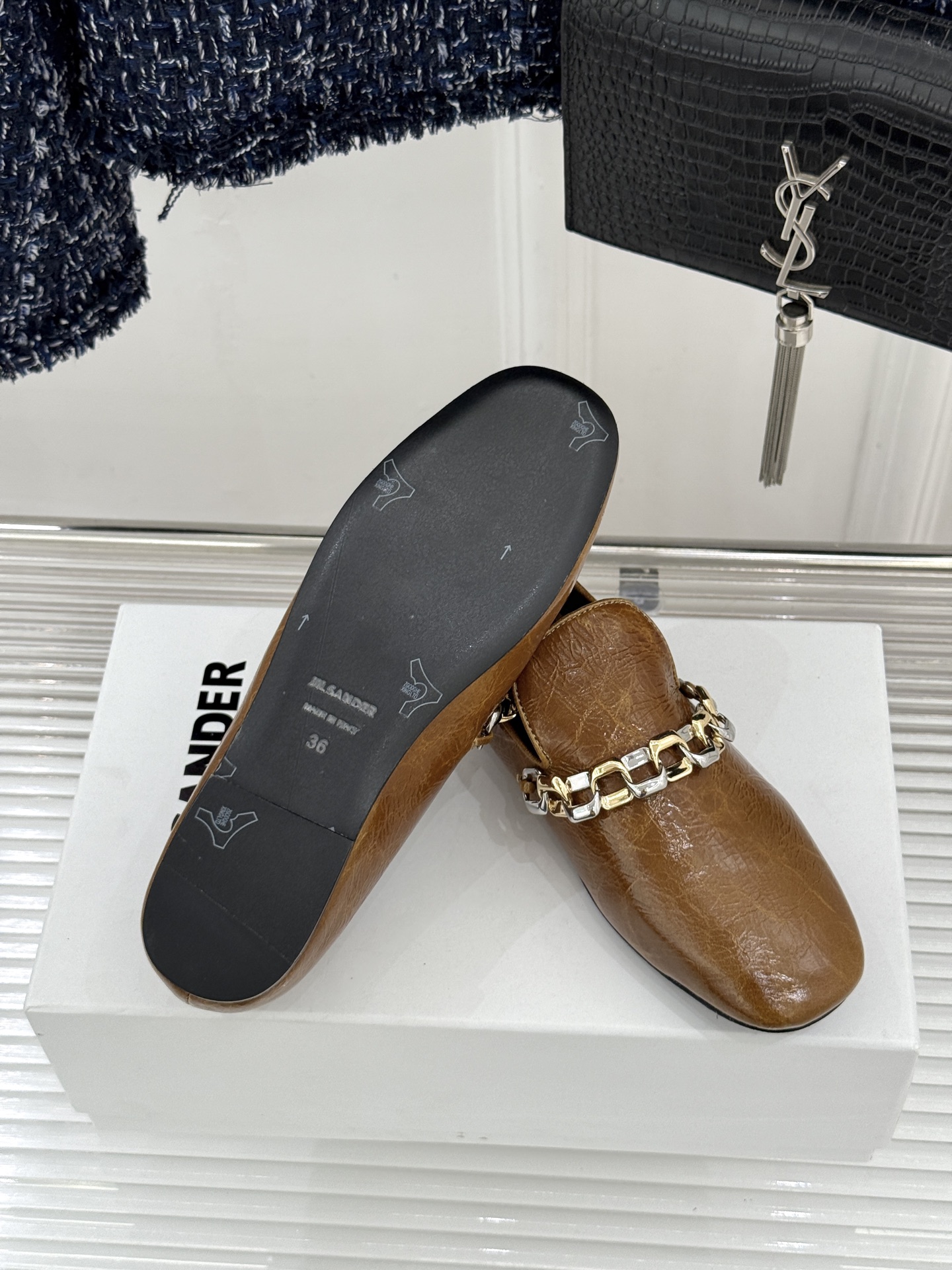 Jil Sander/吉尔桑达26WF新品极简链条复古乐福鞋以极简美学重构复古格调。甄选细腻小牛皮 质感