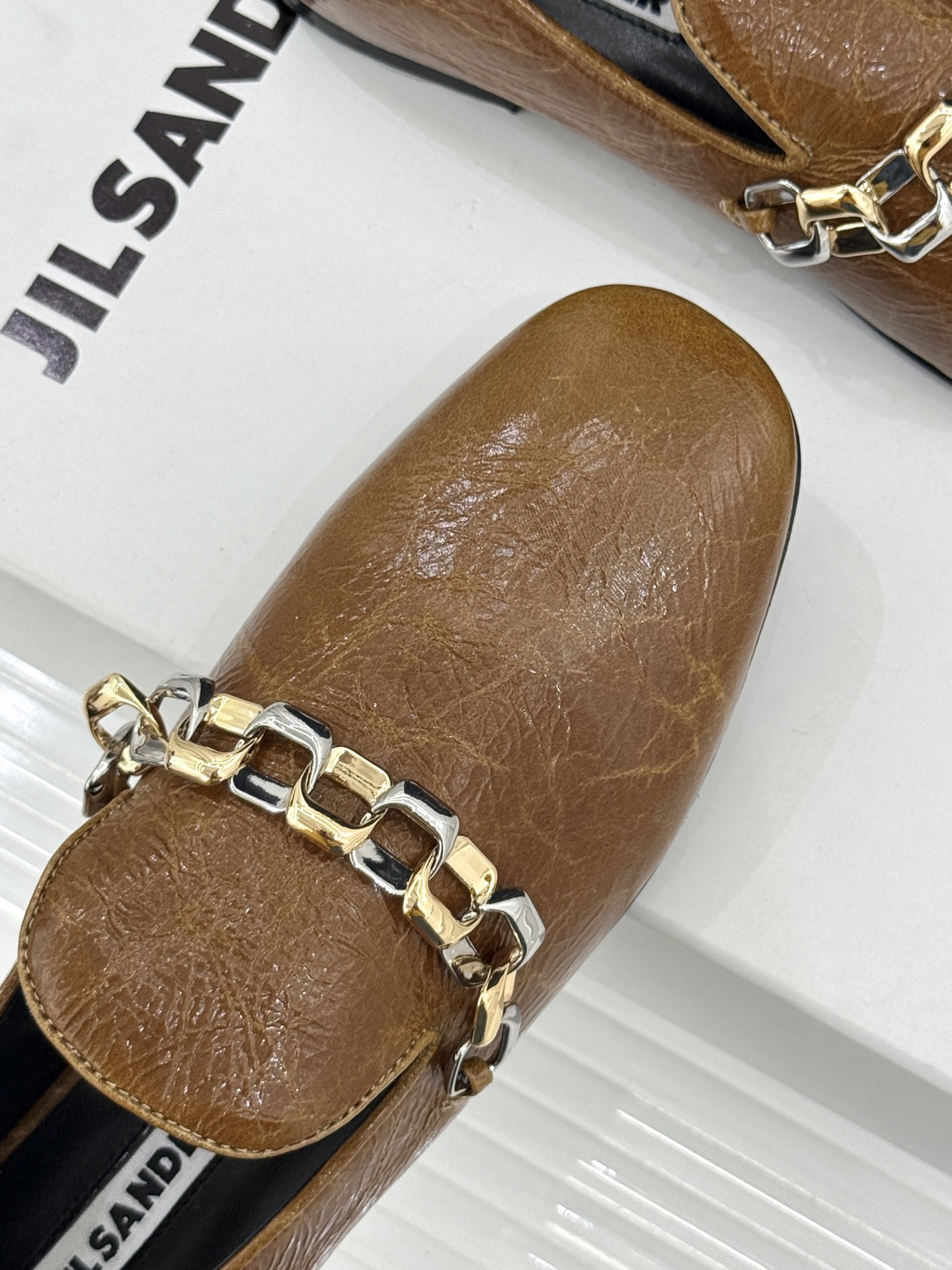 Jil Sander/吉尔桑达26WF新品极简链条复古乐福鞋以极简美学重构复古格调。甄选细腻小牛皮 质感