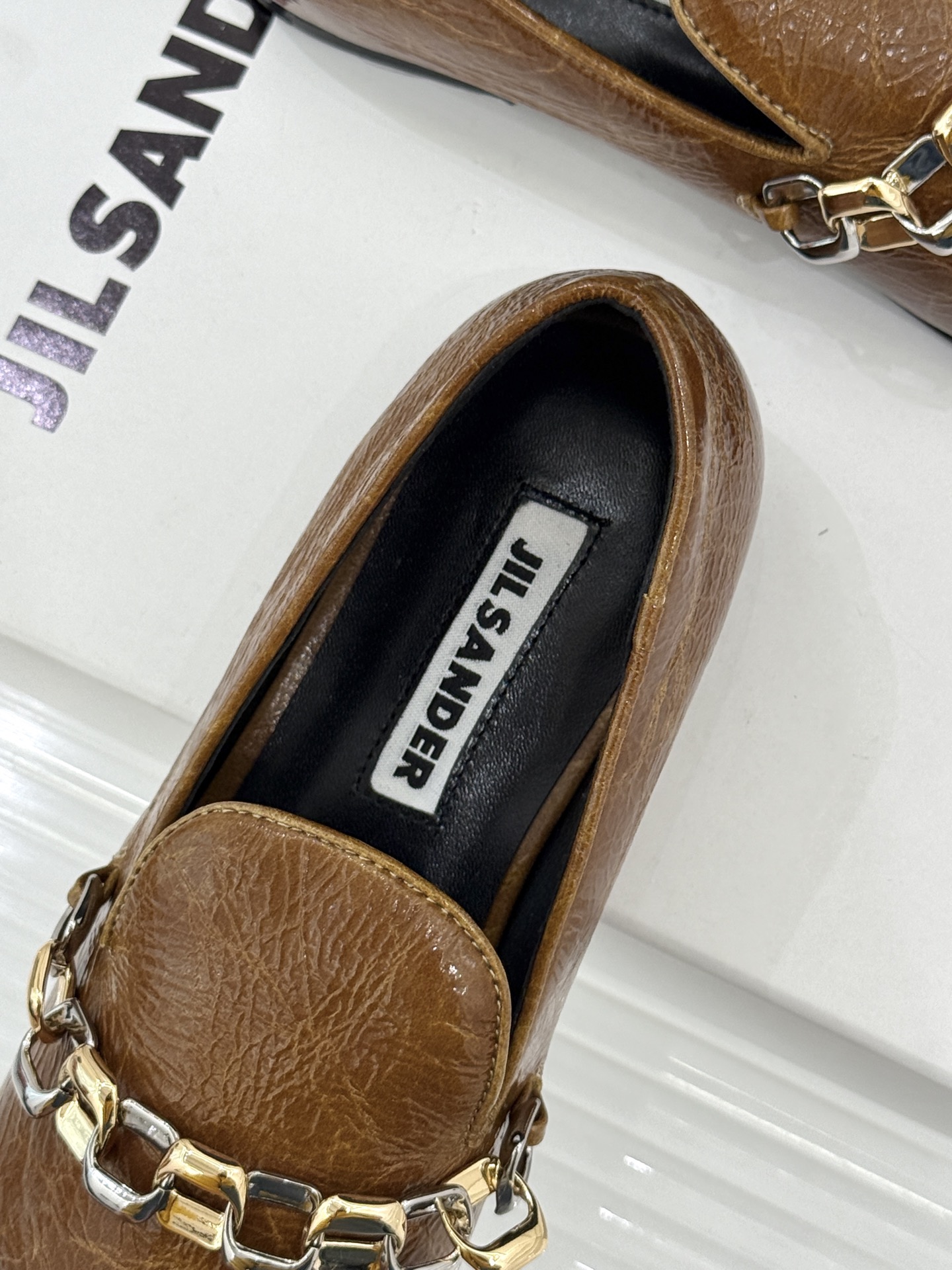 Jil Sander/吉尔桑达26WF新品极简链条复古乐福鞋以极简美学重构复古格调。甄选细腻小牛皮 质感