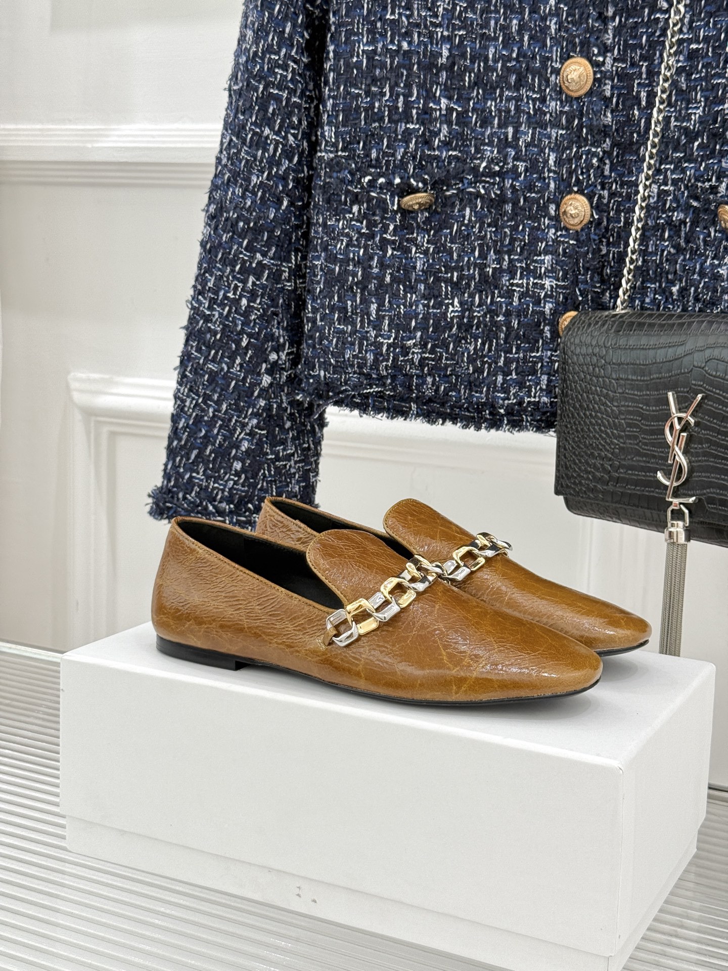 Jil Sander/吉尔桑达26WF新品极简链条复古乐福鞋以极简美学重构复古格调。甄选细腻小牛皮 质感