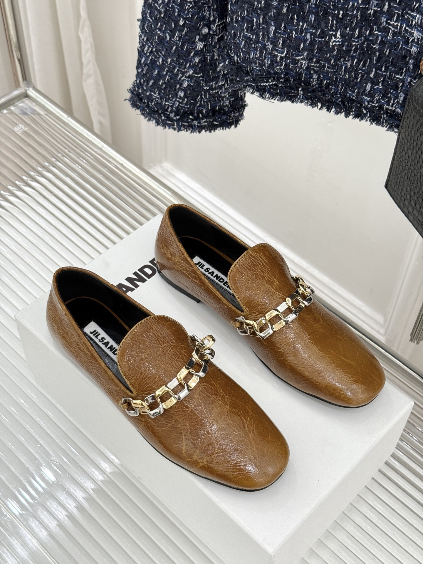 Jil Sander/吉尔桑达26WF新品极简链条复古乐福鞋以极简美学重构复古格调。甄选细腻小牛皮 质感