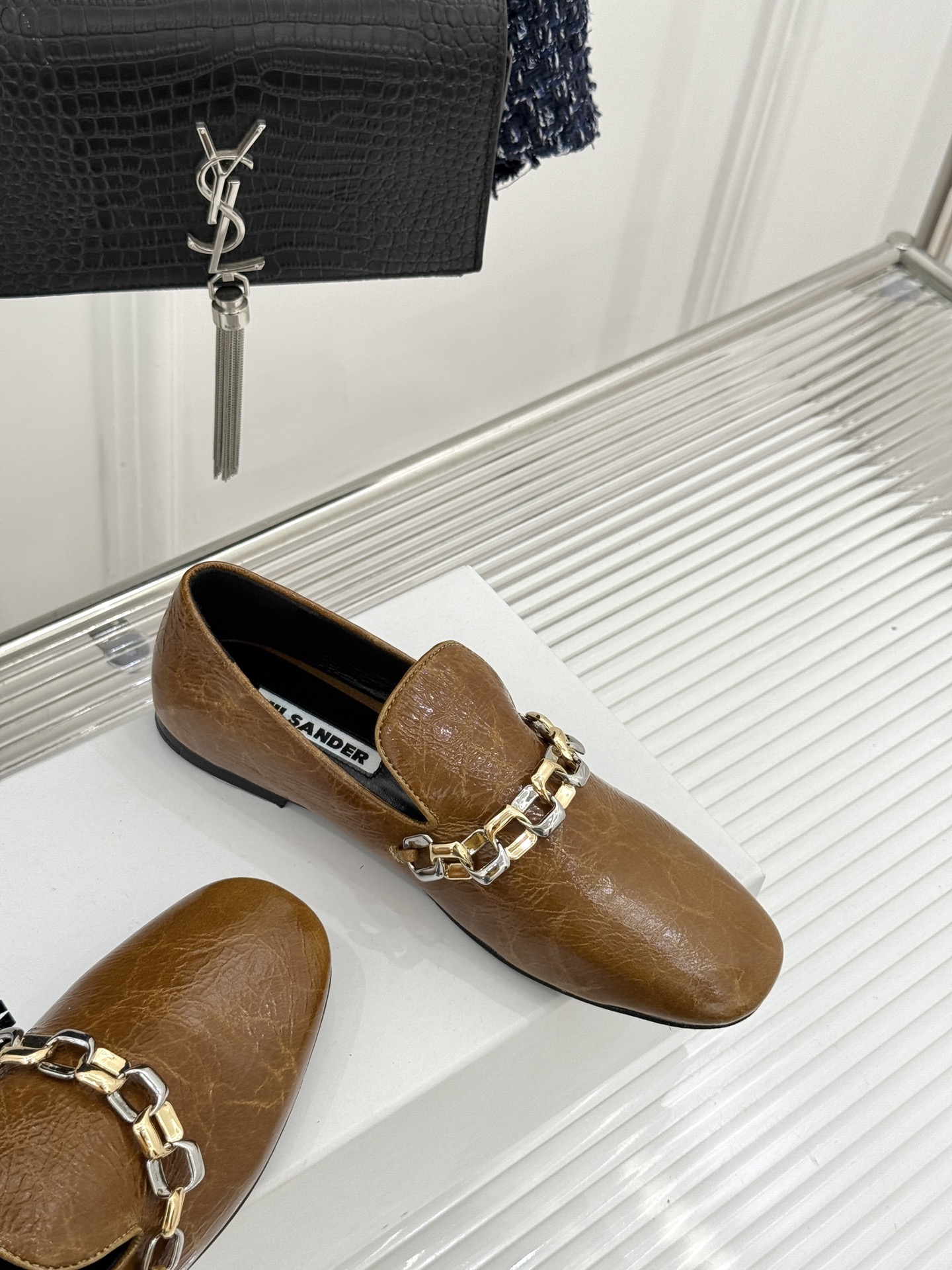 Jil Sander/吉尔桑达26WF新品极简链条复古乐福鞋以极简美学重构复古格调。甄选细腻小牛皮 质感