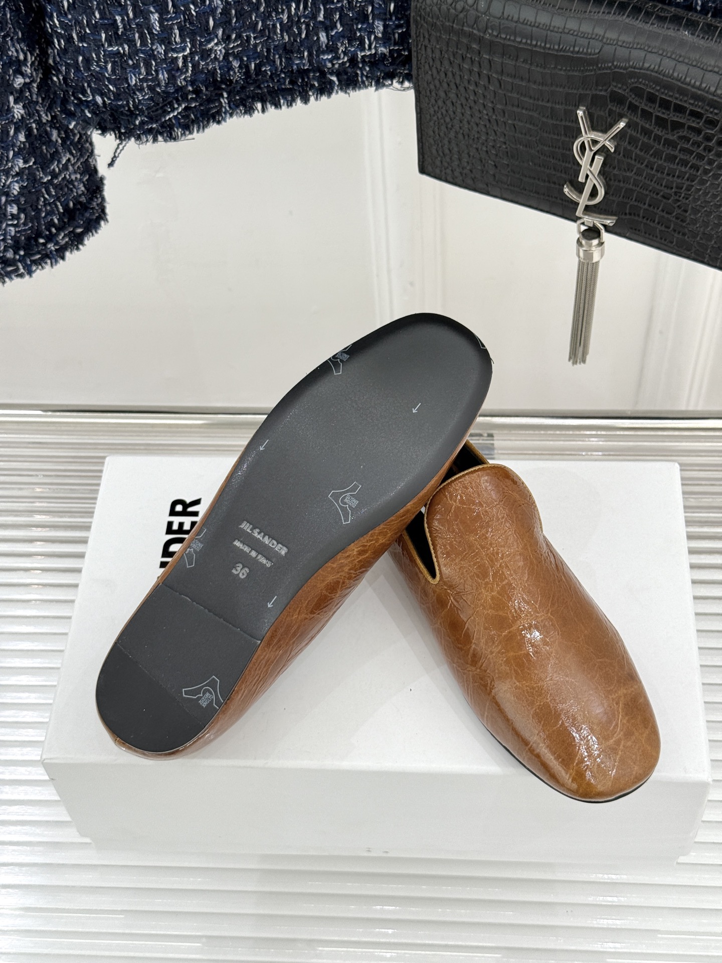 Jil Sander/吉尔桑达26WF新品极简链条复古乐福鞋以极简美学重构复古格调。甄选细腻小牛皮 质感