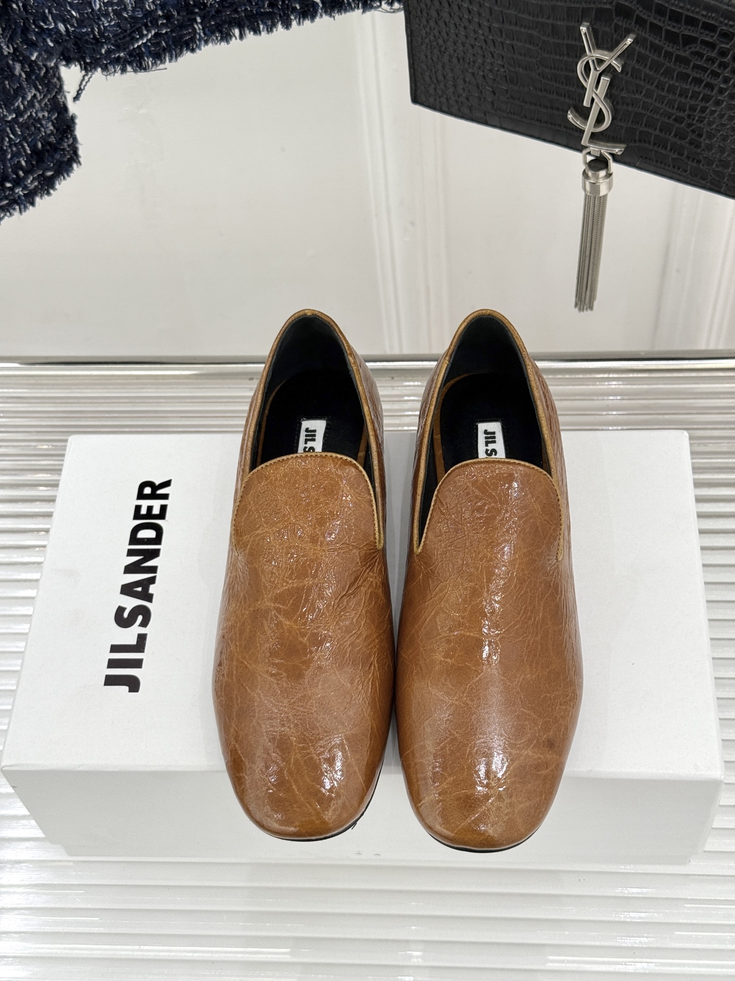 Jil Sander/吉尔桑达26WF新品极简链条复古乐福鞋以极简美学重构复古格调。甄选细腻小牛皮 质感