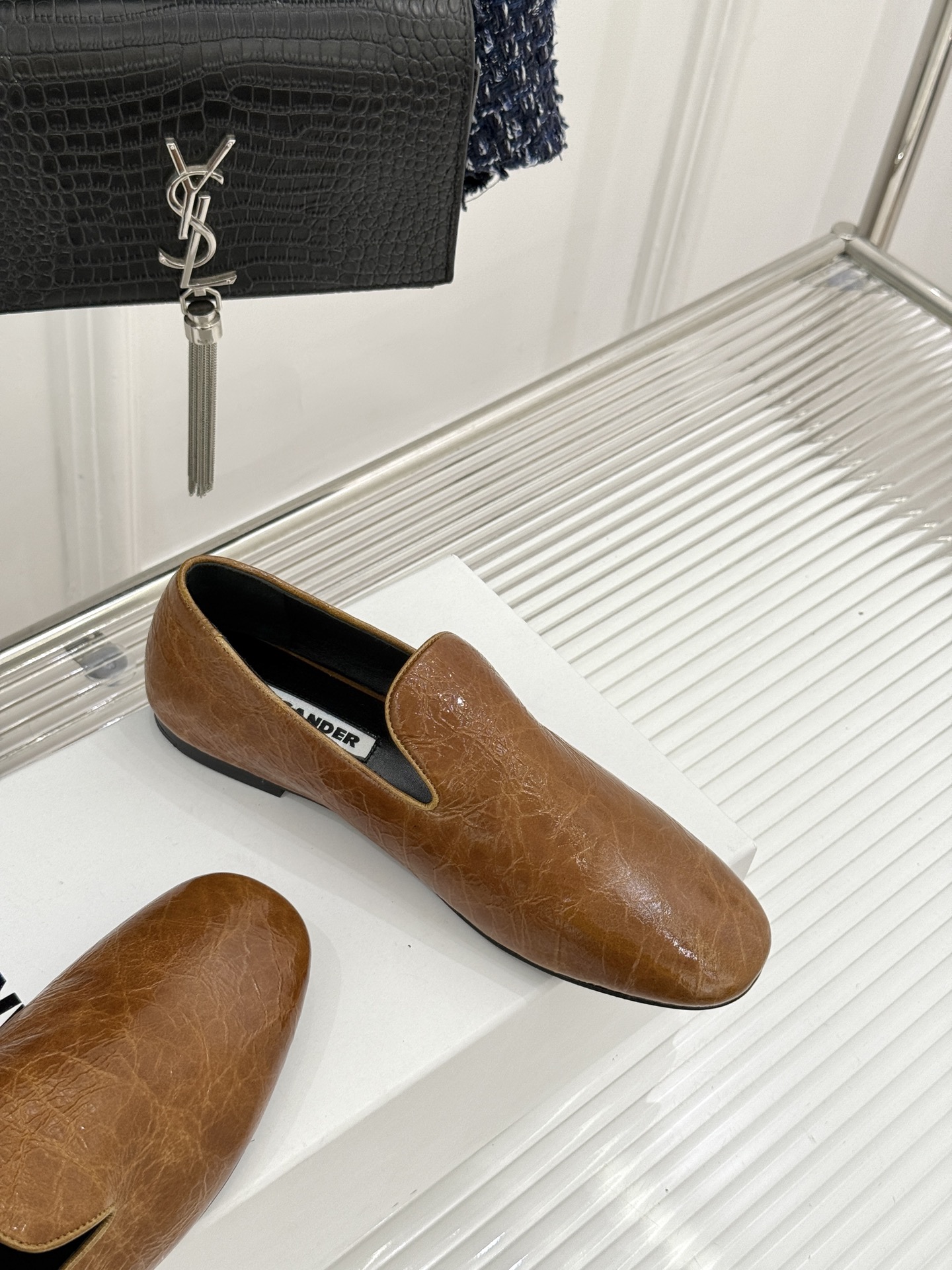 Jil Sander/吉尔桑达26WF新品极简链条复古乐福鞋以极简美学重构复古格调。甄选细腻小牛皮 质感