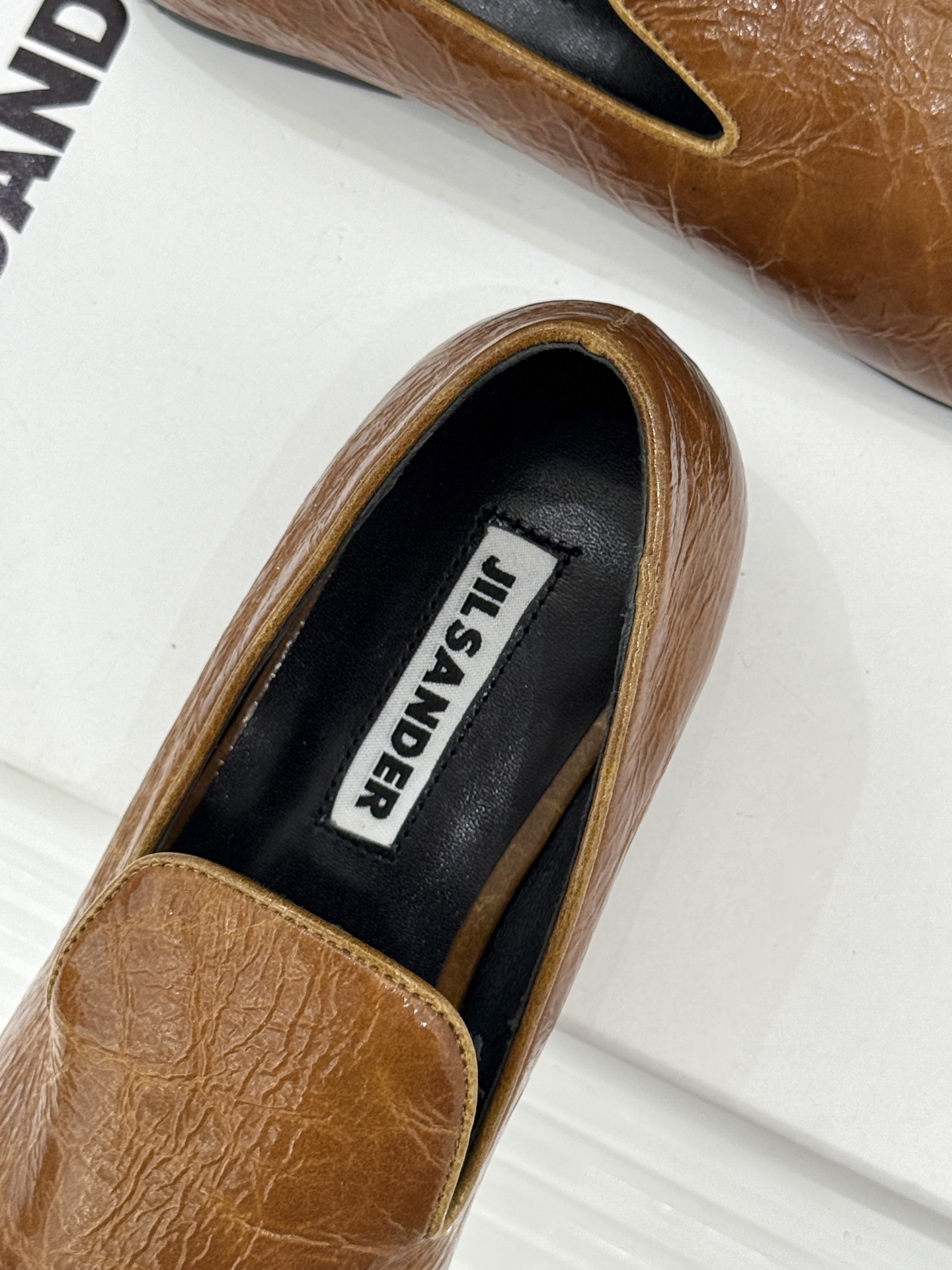 Jil Sander/吉尔桑达26WF新品极简链条复古乐福鞋以极简美学重构复古格调。甄选细腻小牛皮 质感