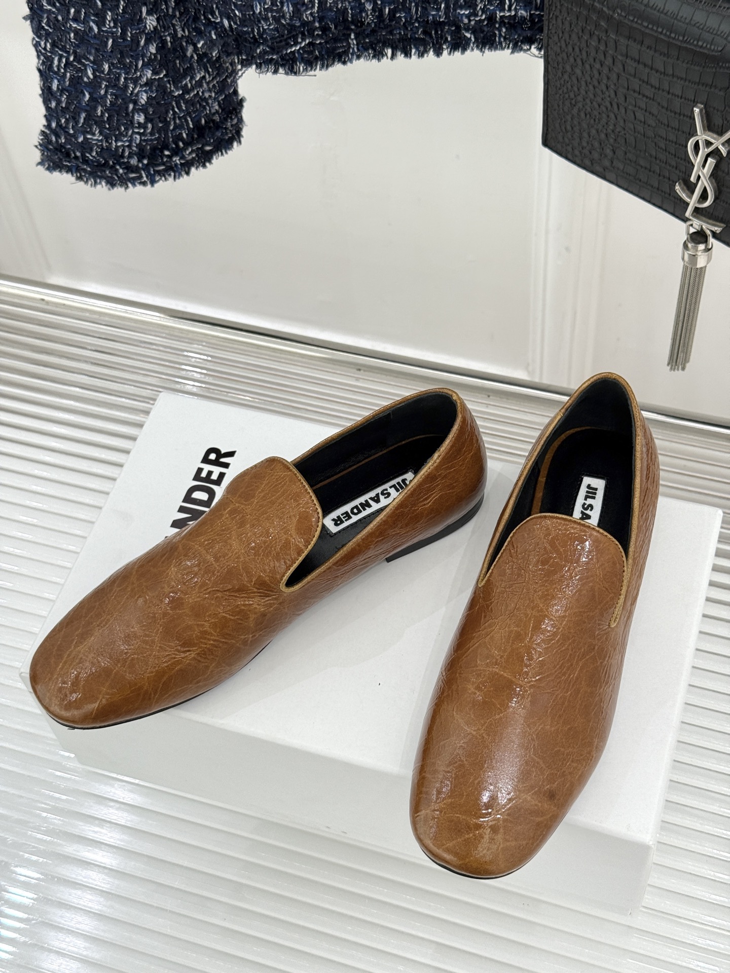 Jil Sander/吉尔桑达26WF新品极简链条复古乐福鞋以极简美学重构复古格调。甄选细腻小牛皮 质感