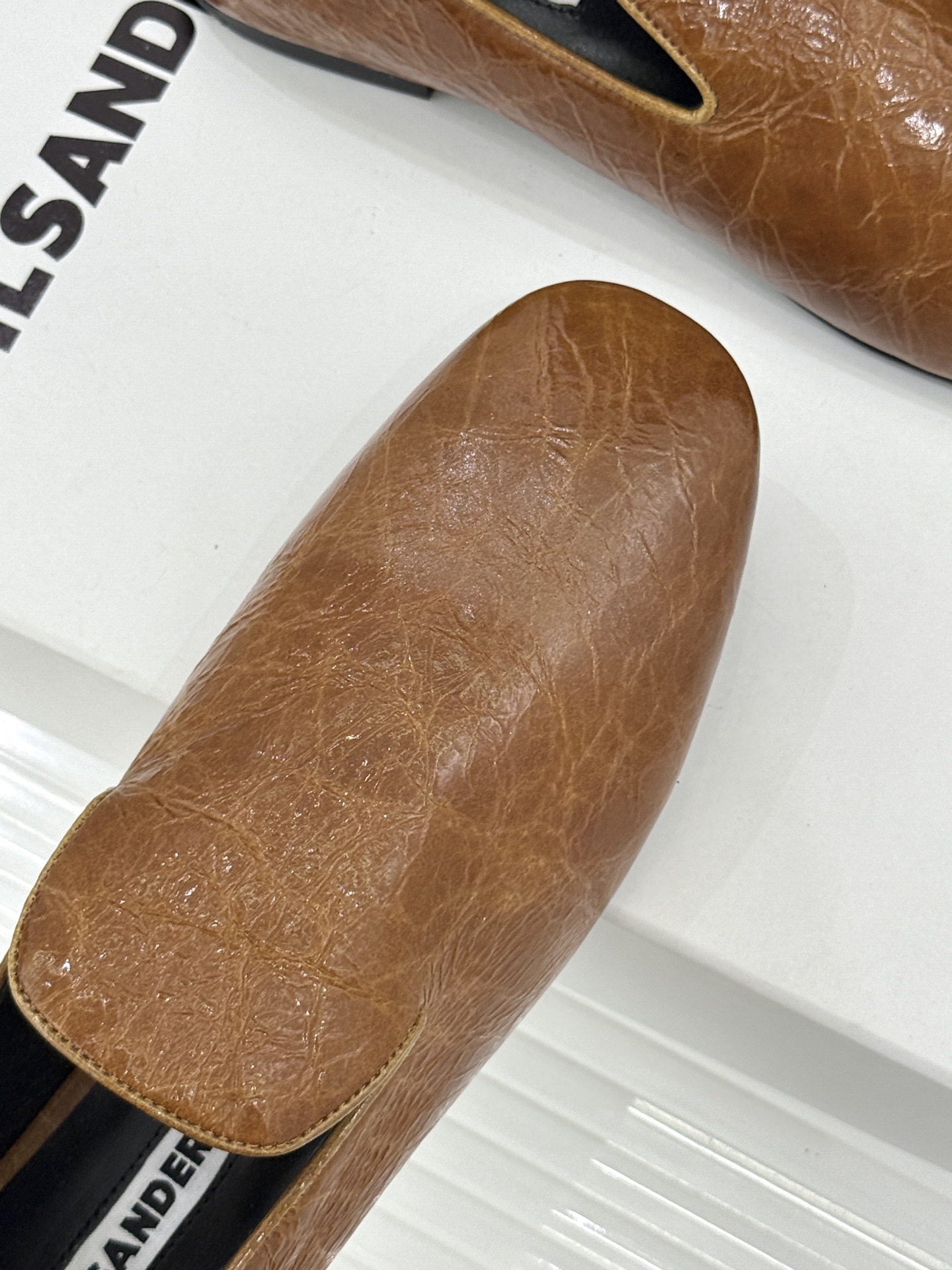 Jil Sander/吉尔桑达26WF新品极简链条复古乐福鞋以极简美学重构复古格调。甄选细腻小牛皮 质感