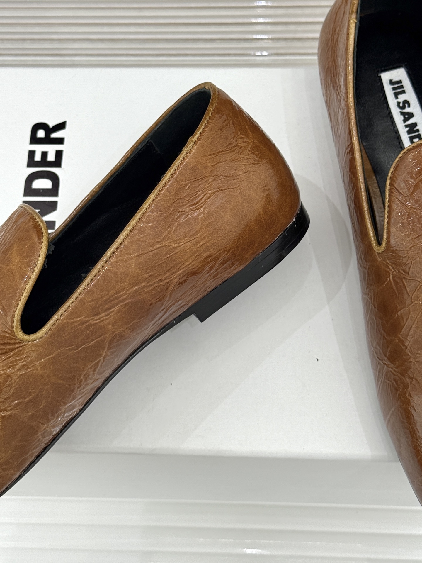 Jil Sander/吉尔桑达26WF新品极简链条复古乐福鞋以极简美学重构复古格调。甄选细腻小牛皮 质感