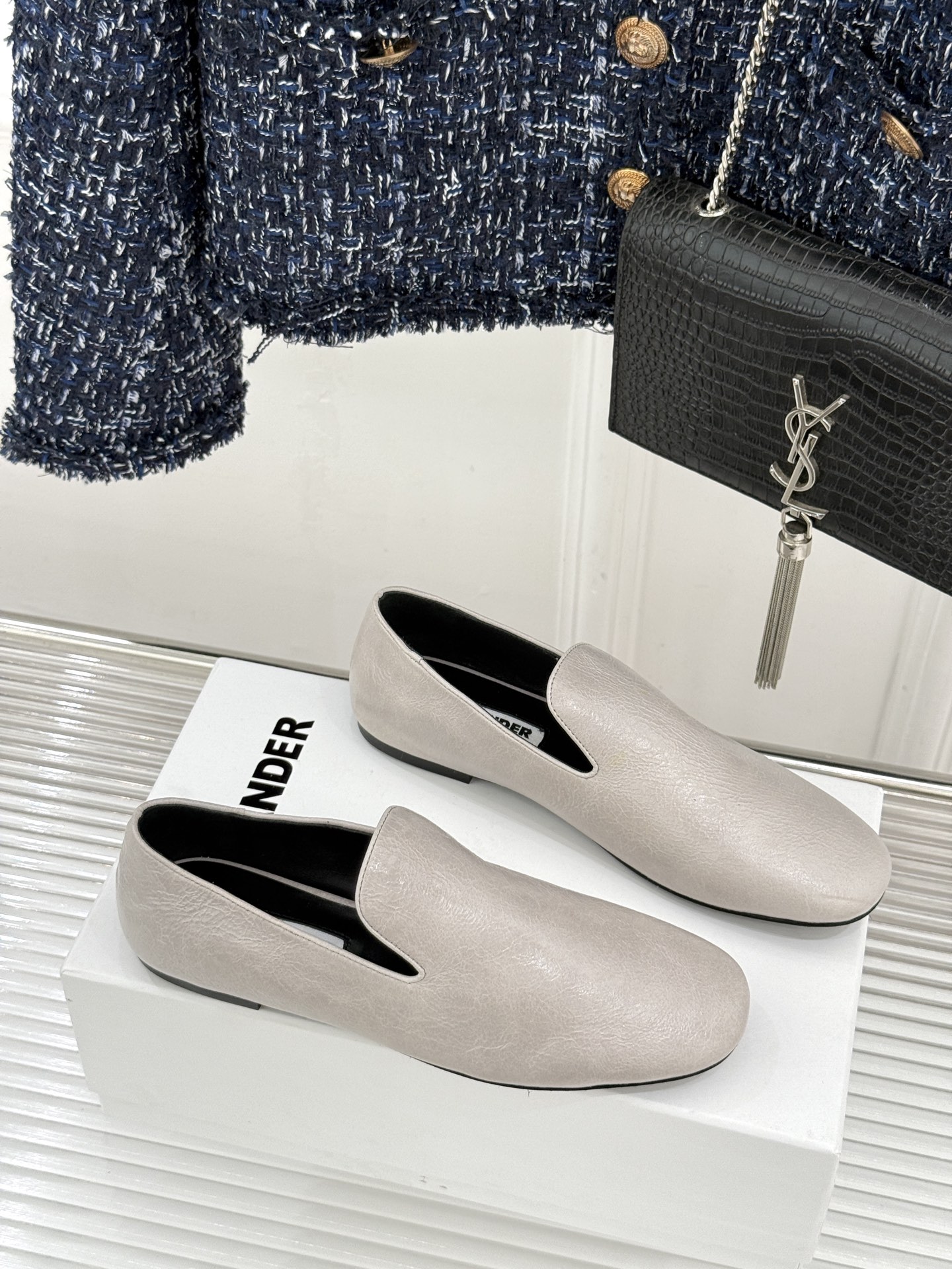 Jil Sander/吉尔桑达26WF新品极简链条复古乐福鞋以极简美学重构复古格调。甄选细腻小牛皮 质感