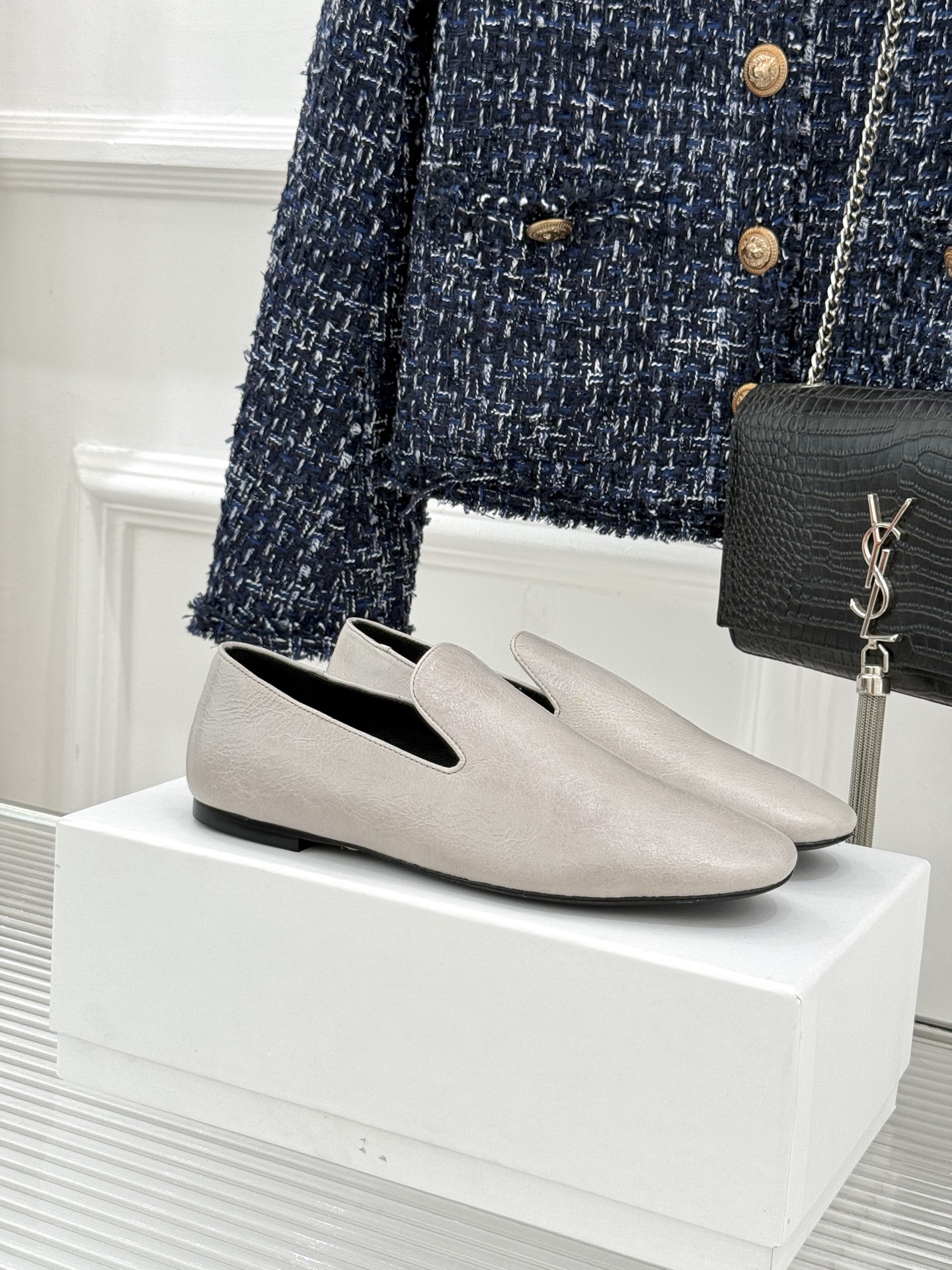 Jil Sander/吉尔桑达26WF新品极简链条复古乐福鞋以极简美学重构复古格调。甄选细腻小牛皮 质感