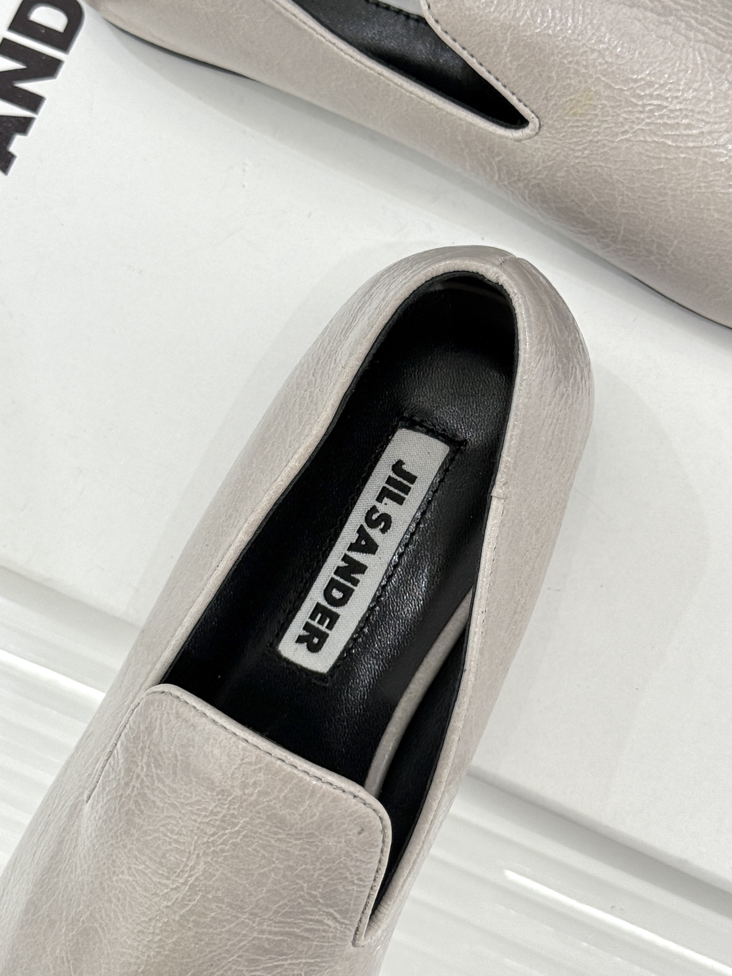 Jil Sander/吉尔桑达26WF新品极简链条复古乐福鞋以极简美学重构复古格调。甄选细腻小牛皮 质感