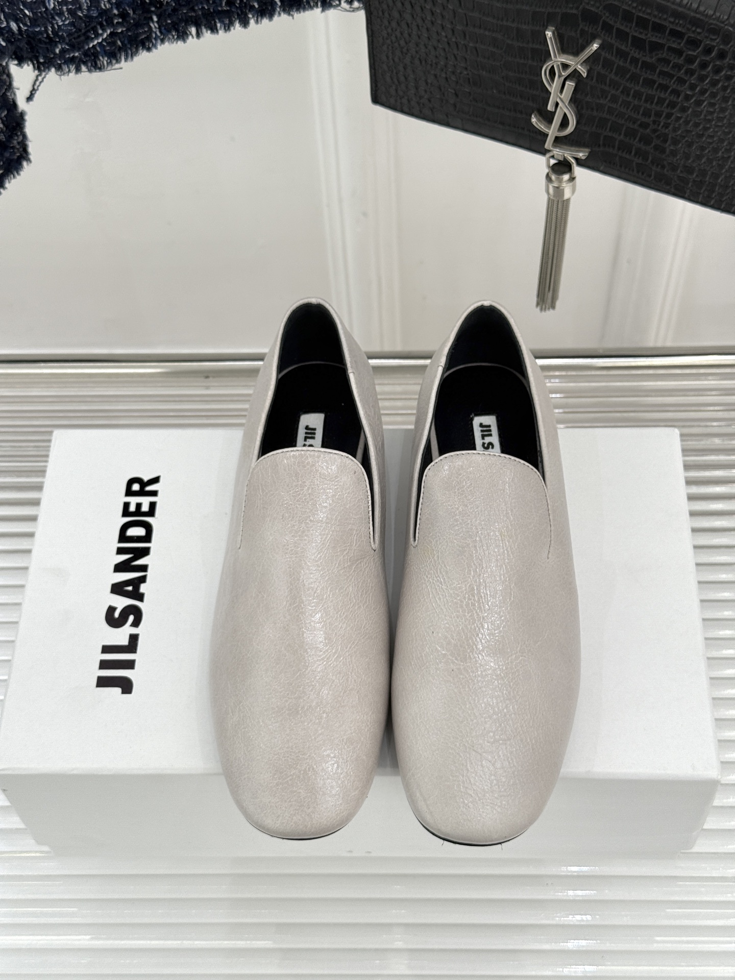 Jil Sander/吉尔桑达26WF新品极简链条复古乐福鞋以极简美学重构复古格调。甄选细腻小牛皮 质感