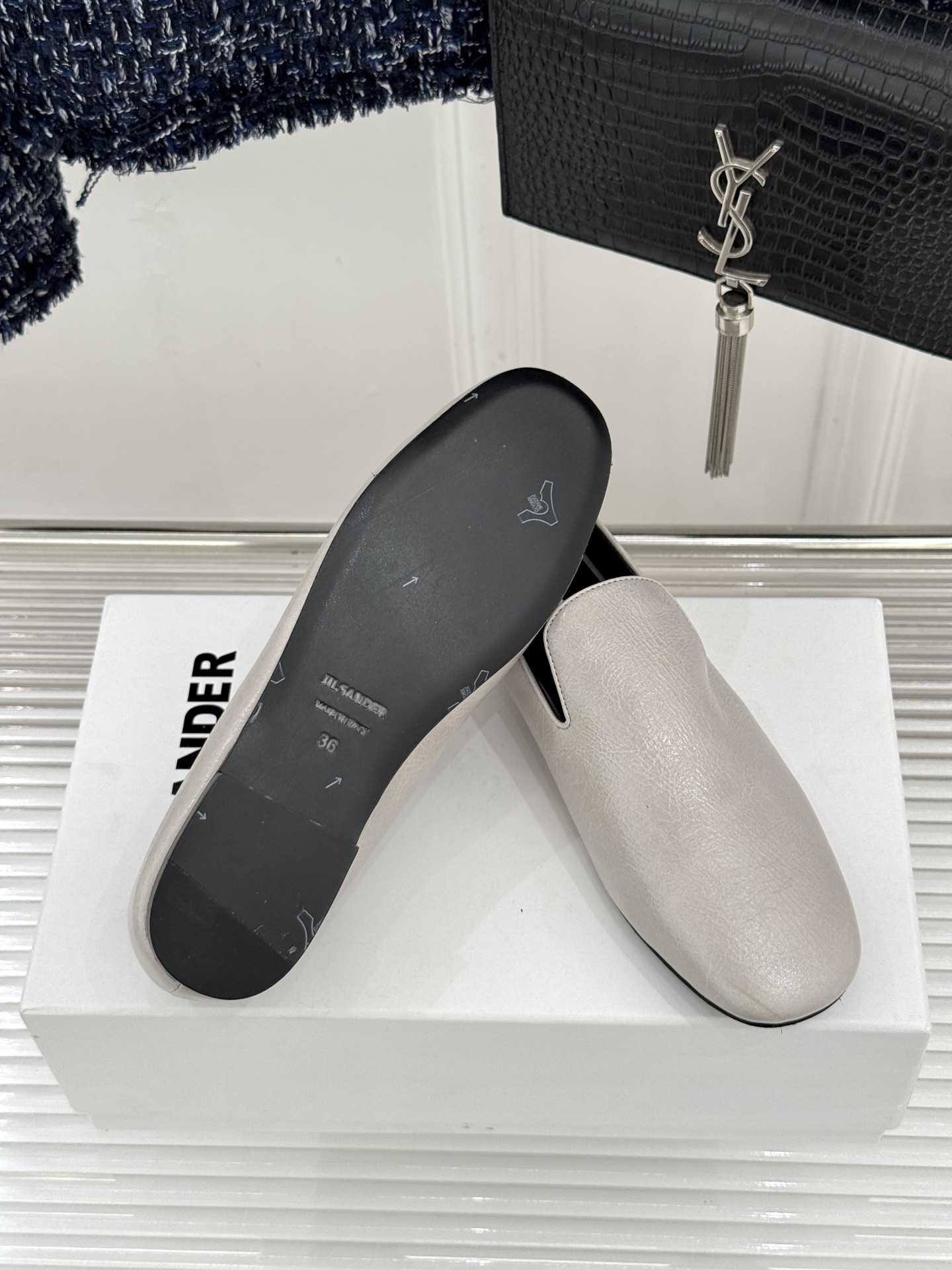 Jil Sander/吉尔桑达26WF新品极简链条复古乐福鞋以极简美学重构复古格调。甄选细腻小牛皮 质感