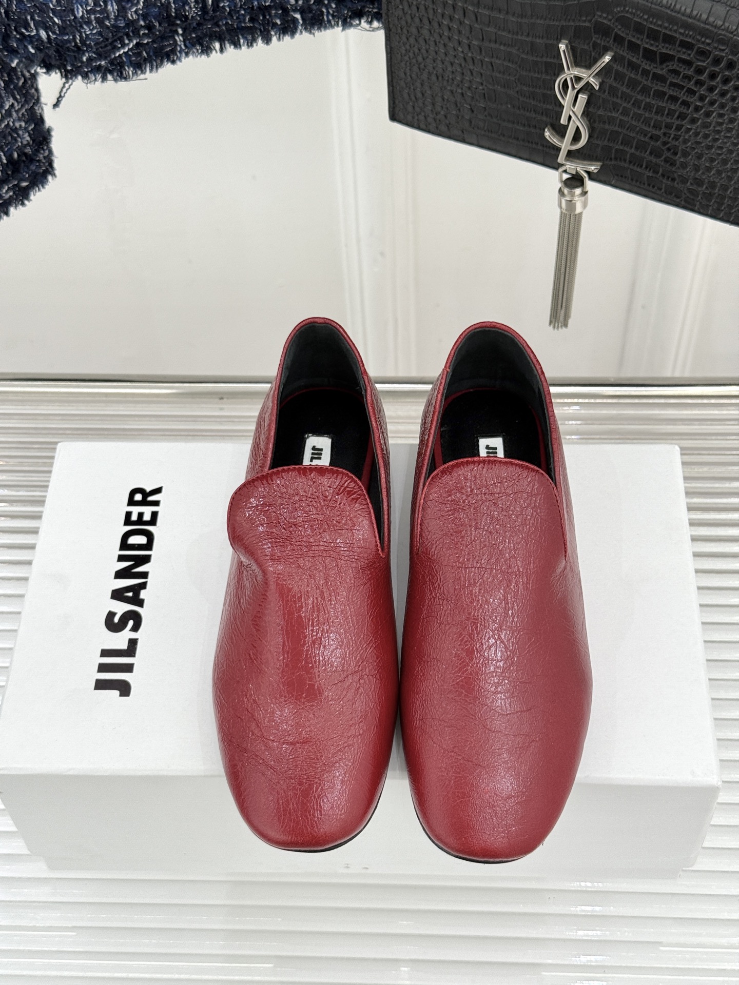 Jil Sander/吉尔桑达26WF新品极简链条复古乐福鞋以极简美学重构复古格调。甄选细腻小牛皮 质感